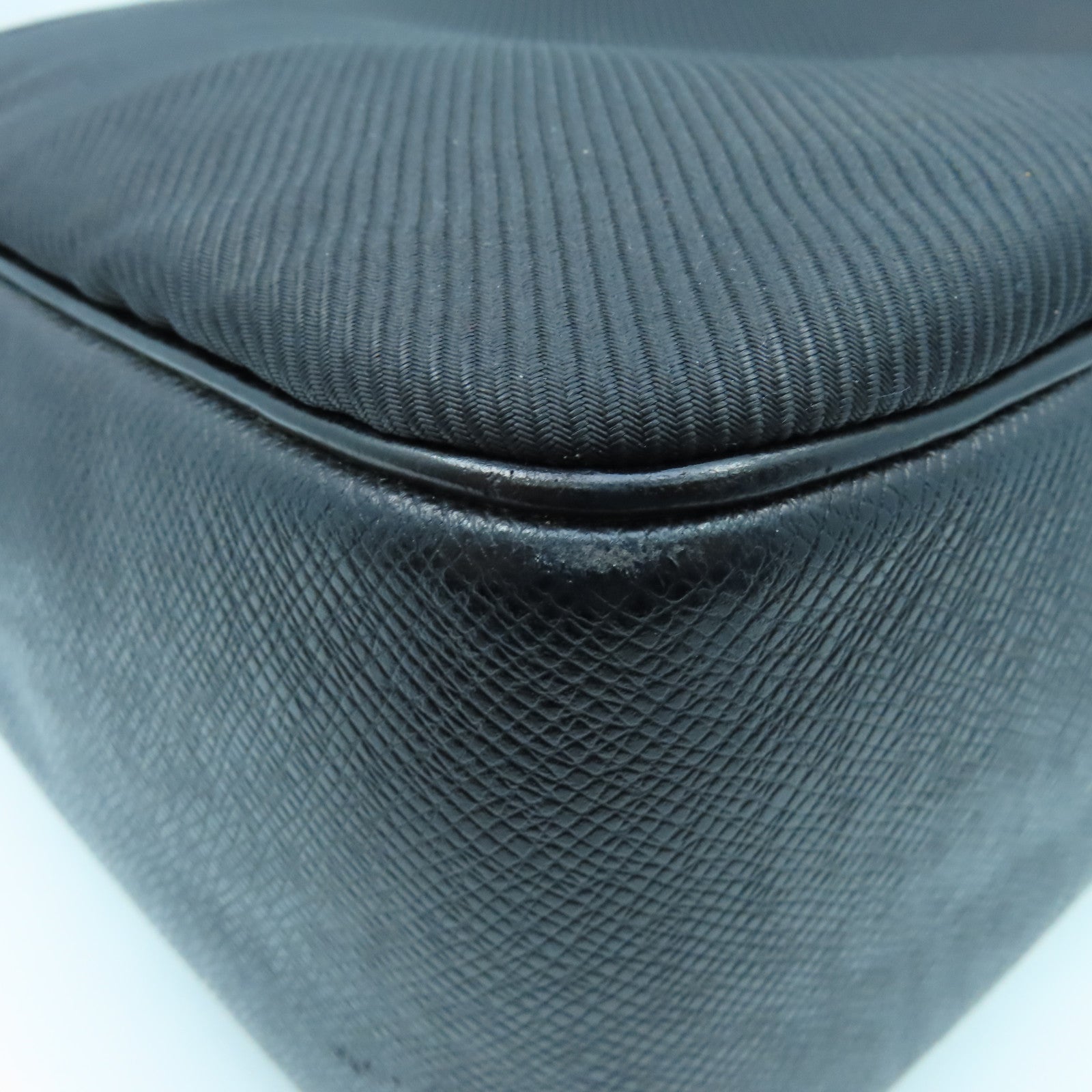 LOUIS VUITTON Taiga Shoulder Bag銀扣肩背袋黑色