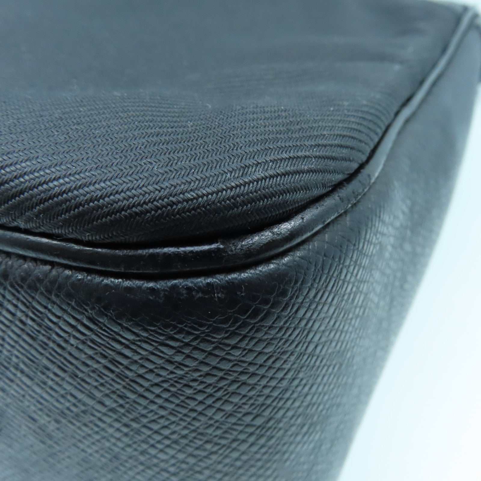 LOUIS VUITTON Taiga Shoulder Bag銀扣肩背袋黑色