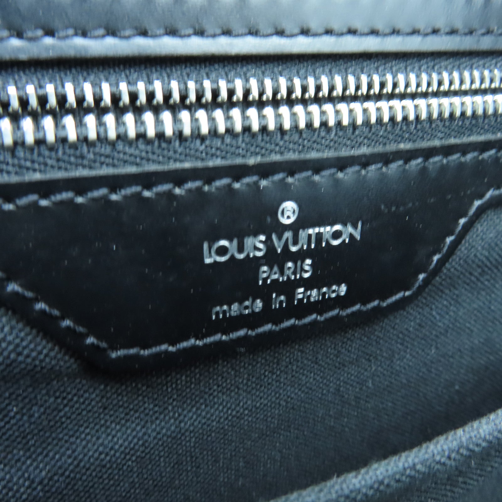 LOUIS VUITTON Taiga Shoulder Bag銀扣肩背袋黑色