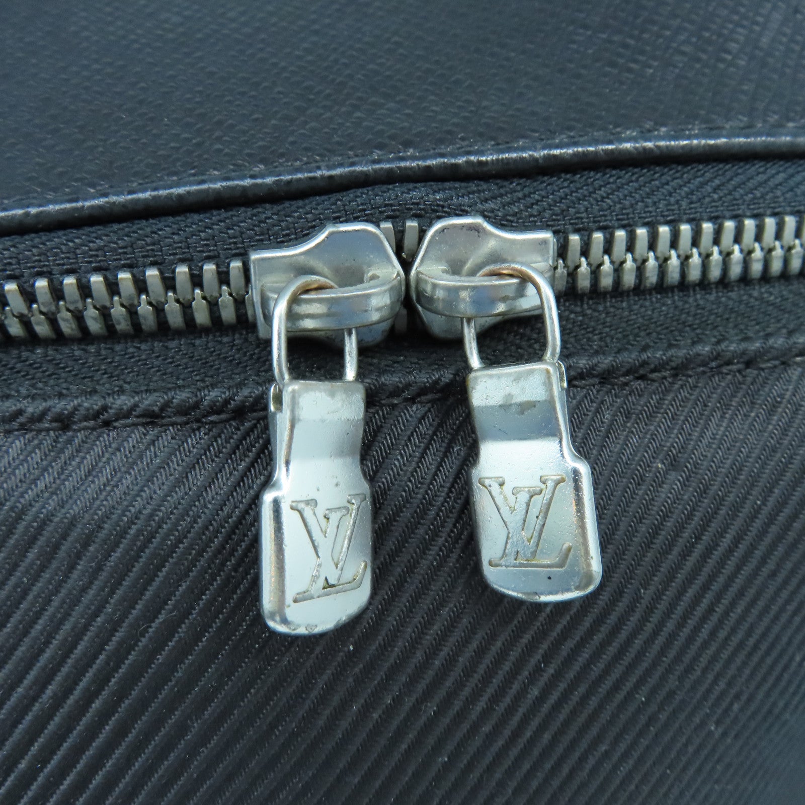 LOUIS VUITTON Taiga Shoulder Bag銀扣肩背袋黑色