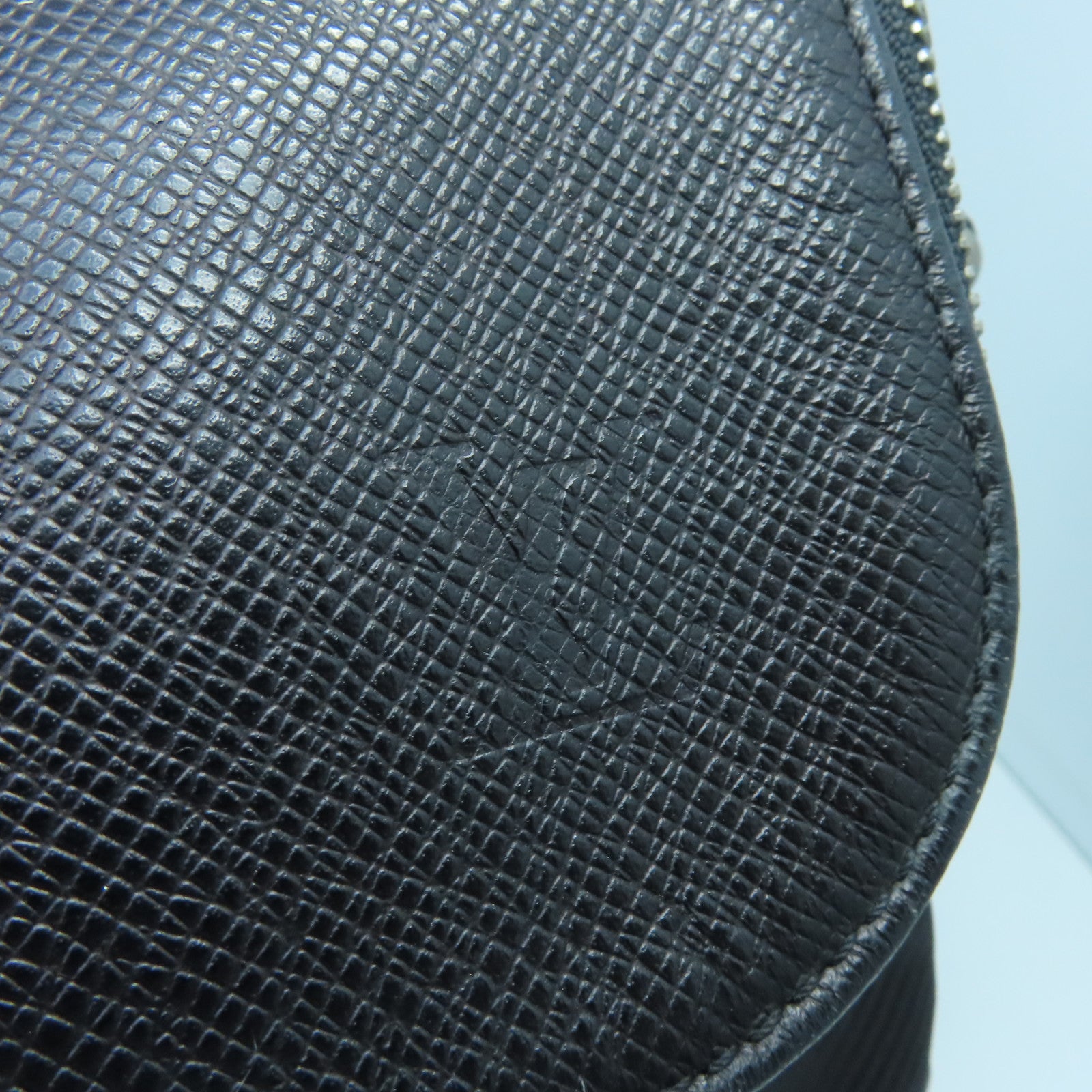 LOUIS VUITTON Taiga Shoulder Bag銀扣肩背袋黑色