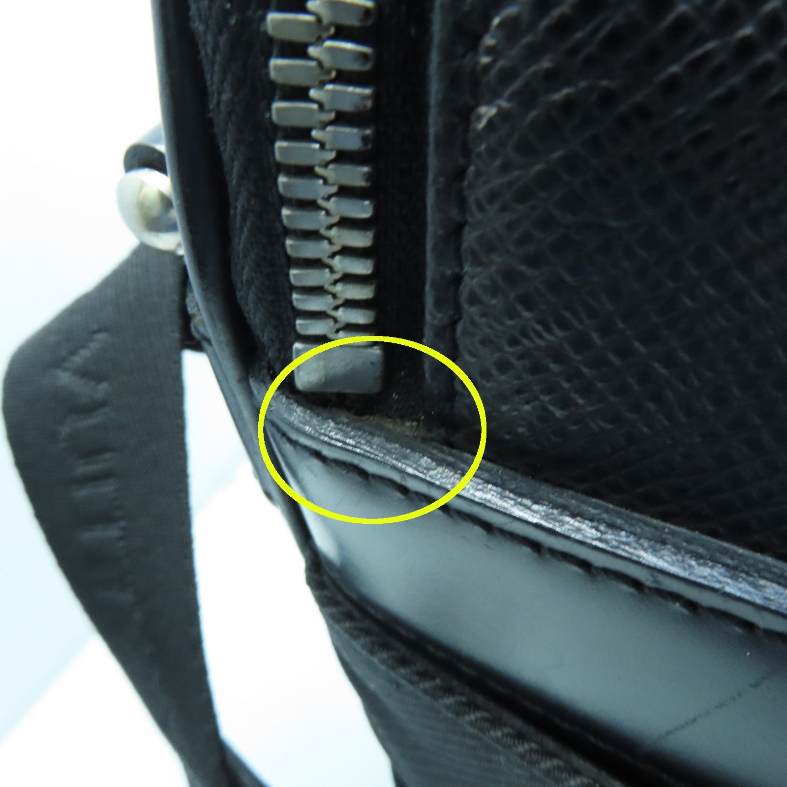 LOUIS VUITTON Taiga Shoulder Bag銀扣肩背袋黑色