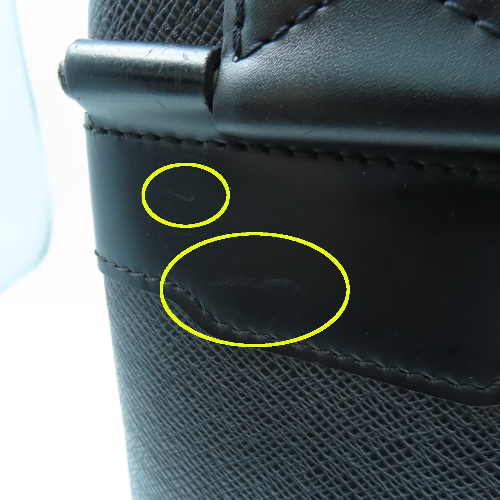 LOUIS VUITTON Taiga Shoulder Bag銀扣肩背袋黑色