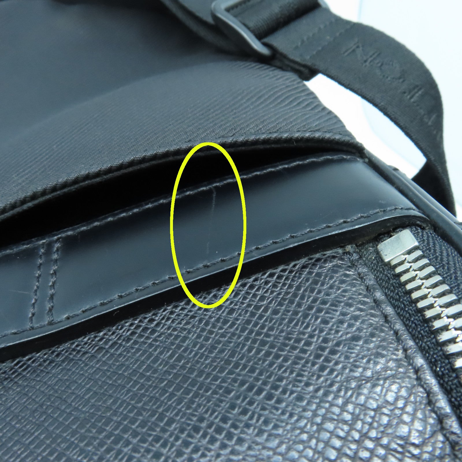 LOUIS VUITTON Taiga Shoulder Bag銀扣肩背袋黑色