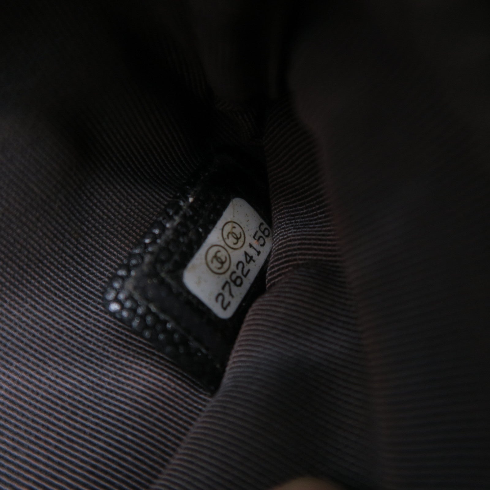 CHANEL 斜紋Caviar皮革Pouch金扣手拿包灰色
