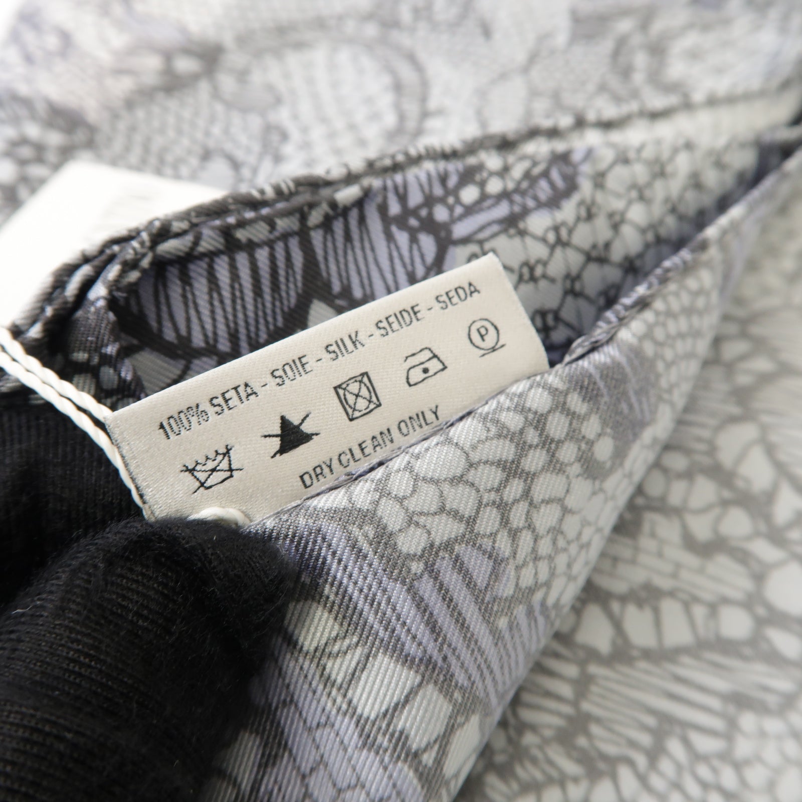Valentino 絲質Scarf絲巾灰色/白色
