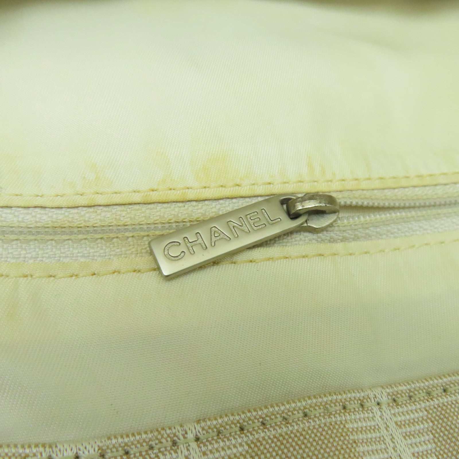 CHANEL 帆布New Travel Line 銀扣手挽袋米色
