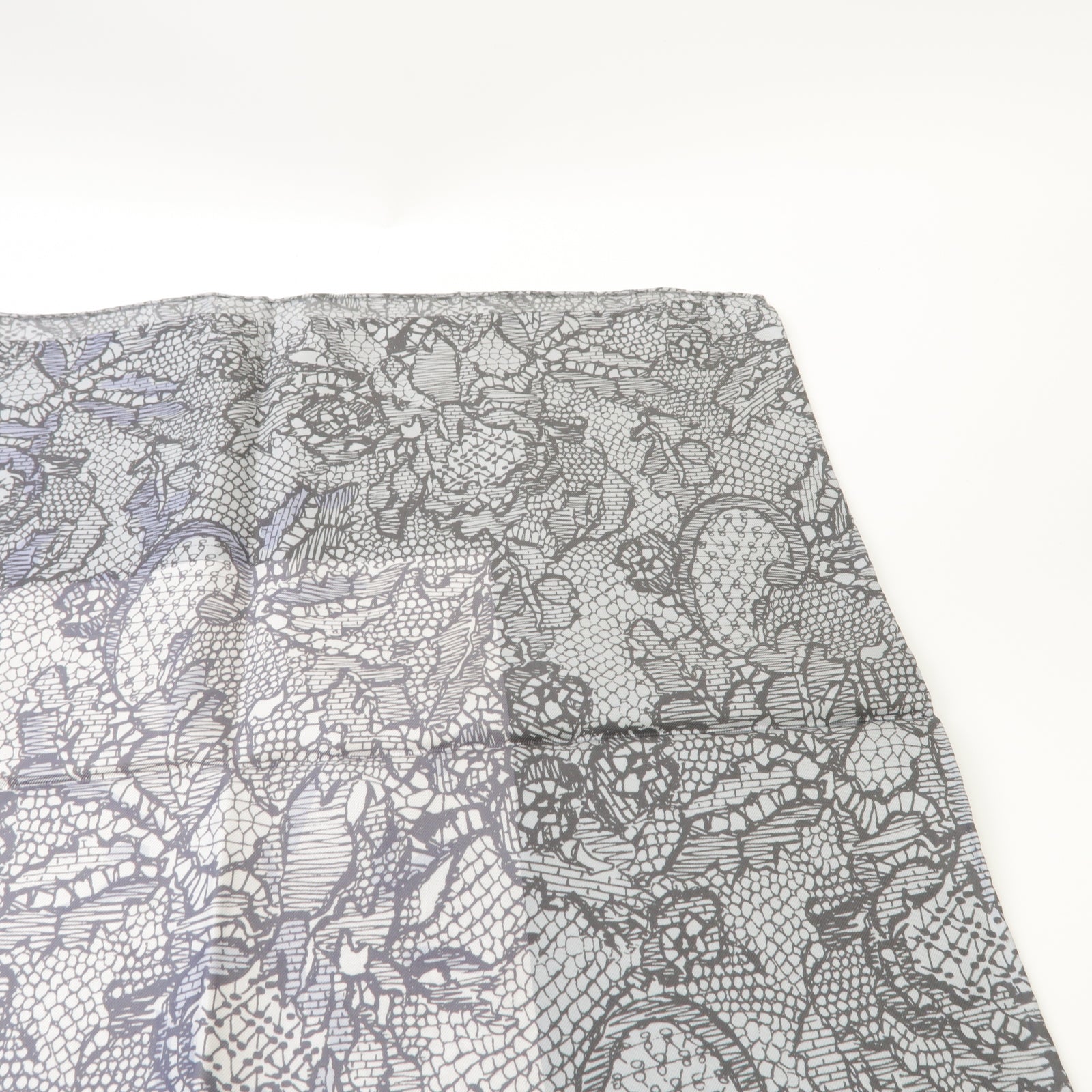 Valentino 絲質Scarf絲巾灰色/白色
