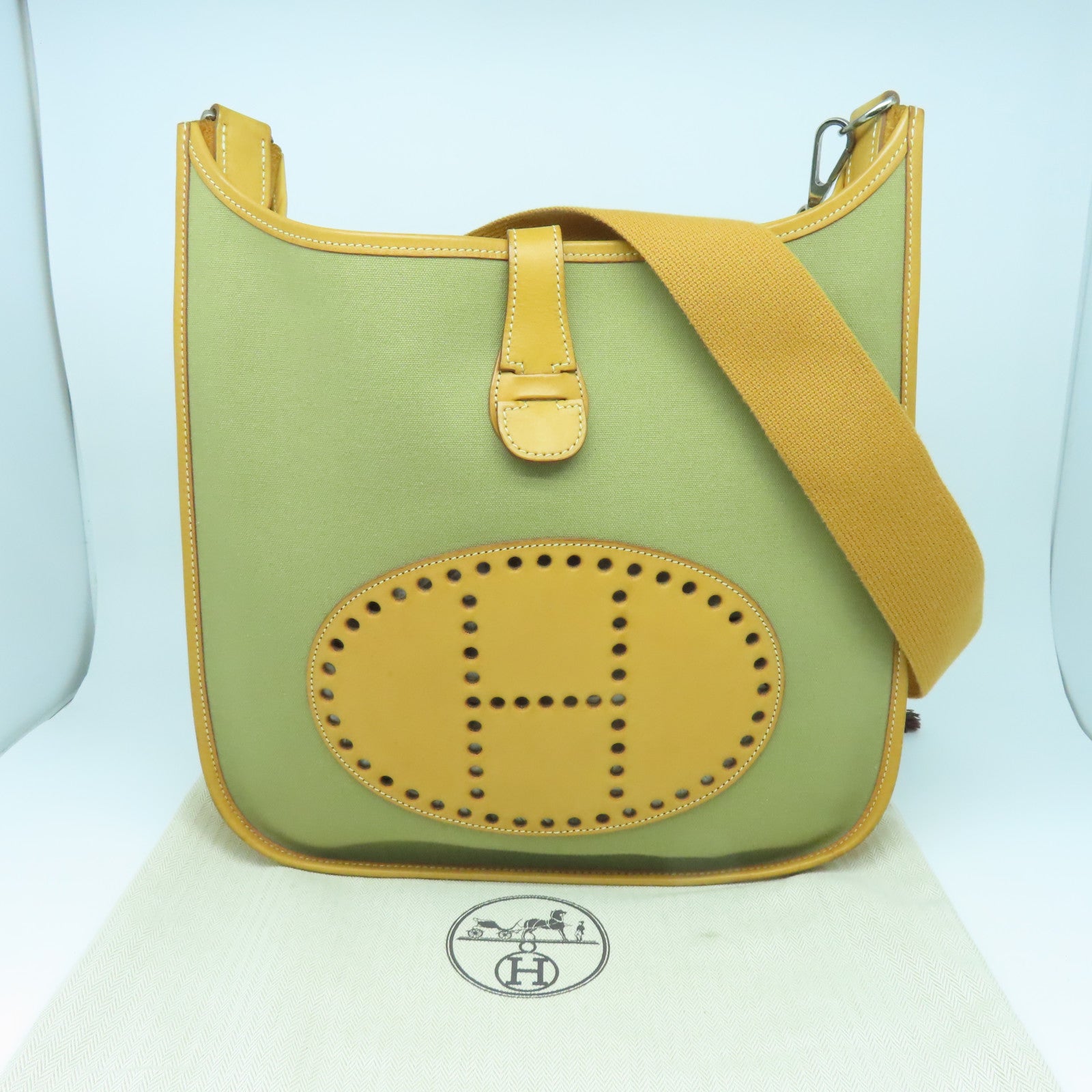 HERMES 帆布Evelyne PM银扣肩背袋卡其色
