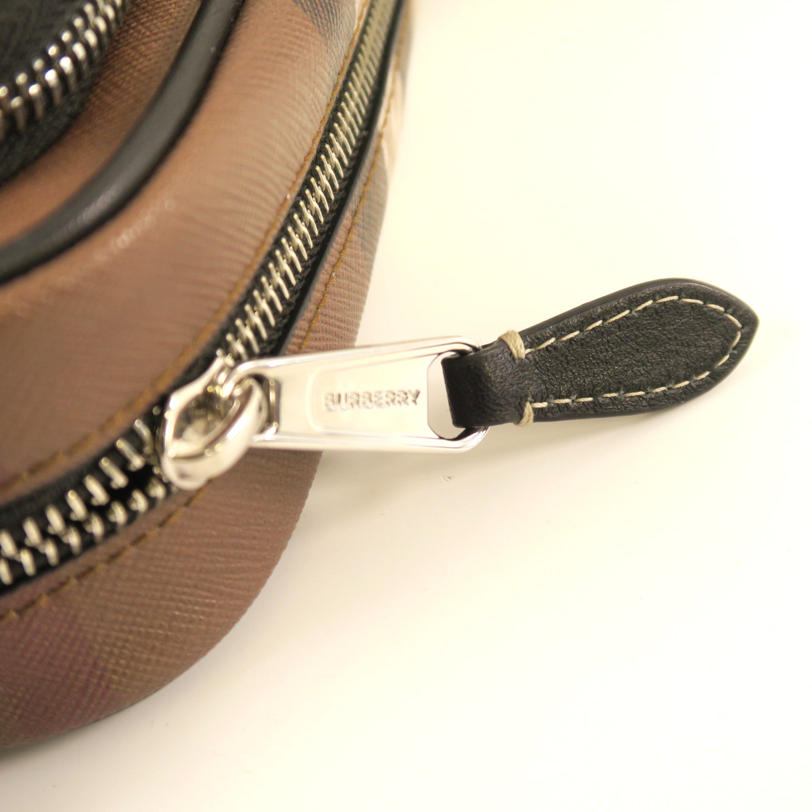 BURBERRY 塗層帆布Shoulder Bag銀扣肩背袋啡色/黑色