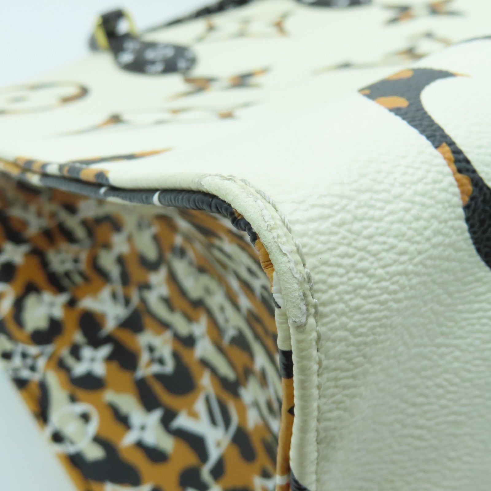 LOUIS VUITTON Monogram Giant Jungle Onthego GM Gold Buckle Handle Shoulder Back Dual-purpose Bag Beige Brown