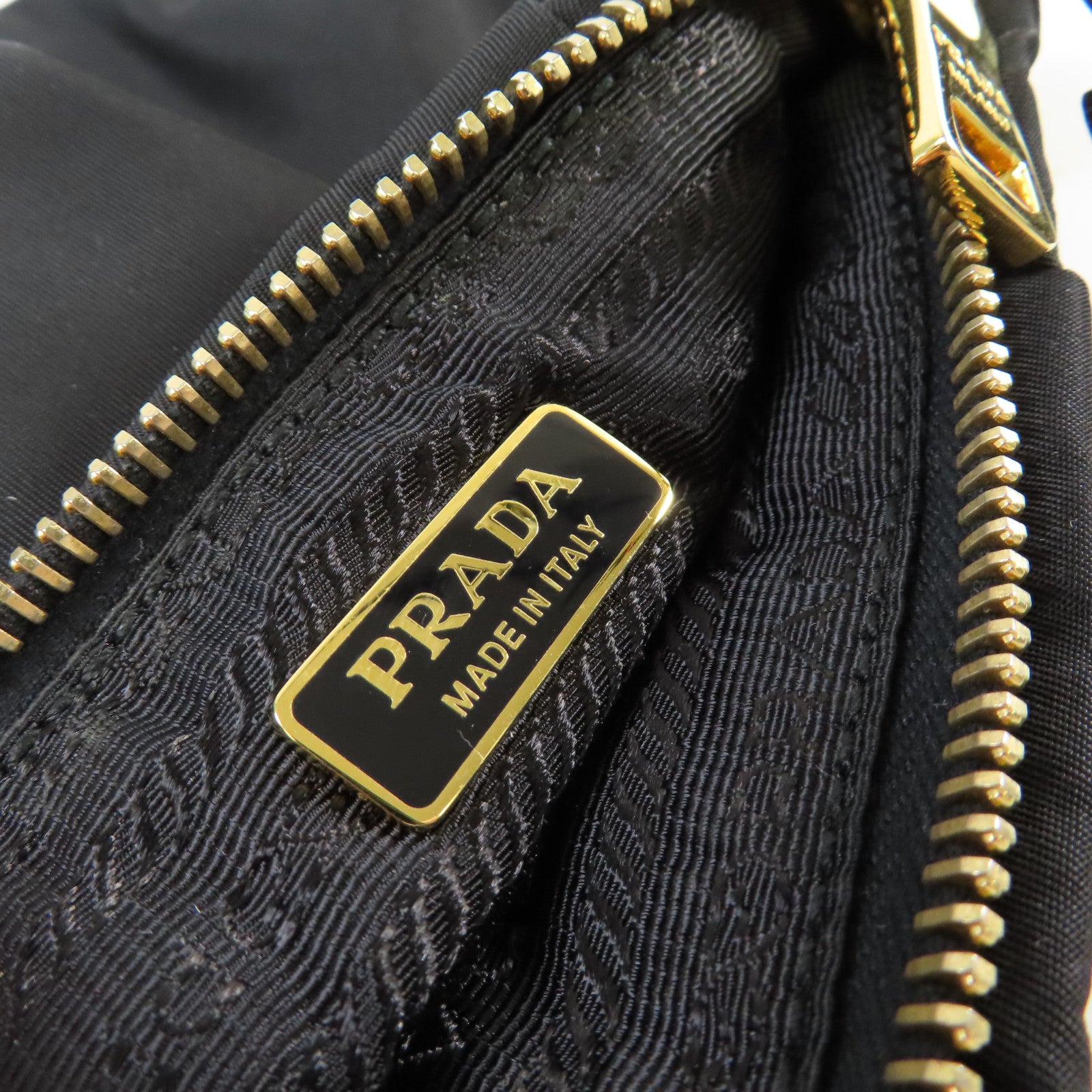 PRADA 尼龍Pouch with Handle金扣手拿包黑色