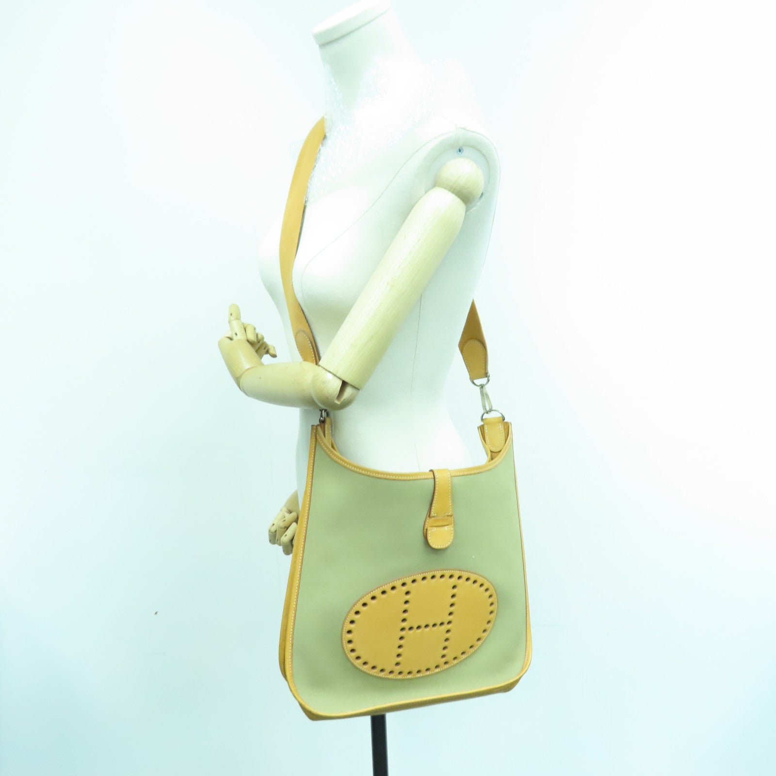 HERMES 帆布Evelyne PM银扣肩背袋卡其色