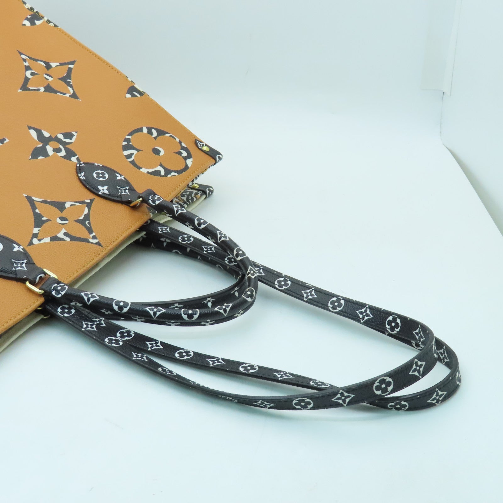LOUIS VUITTON Monogram Giant Jungle Onthego GM Gold Buckle Handle Shoulder Back Dual-purpose Bag Beige Brown