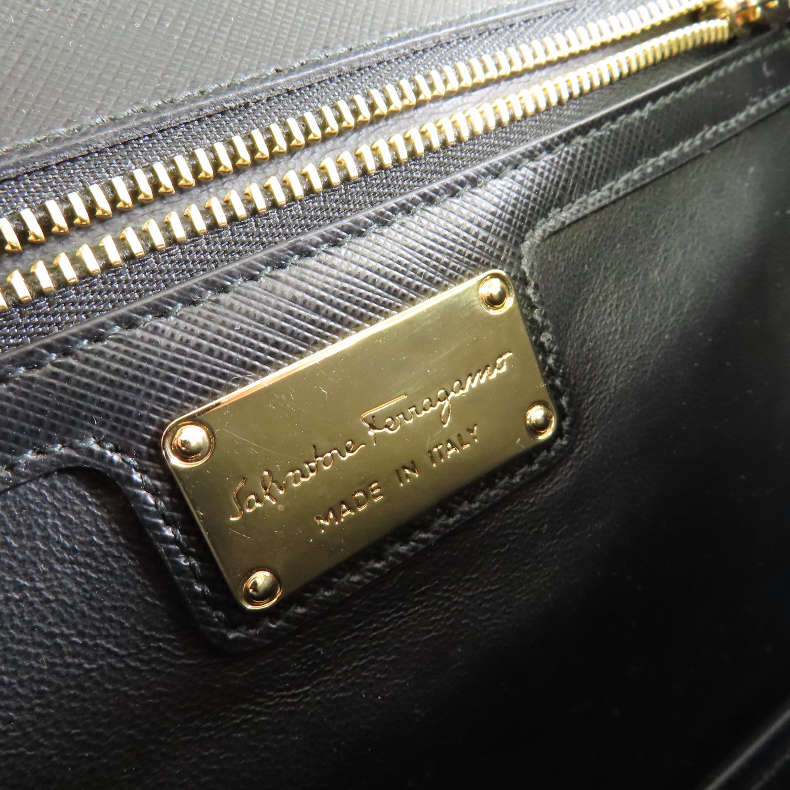 Salvatore Ferragamo 牛皮皮革Chain Shoulder Bag金扣鏈帶肩背袋黑色/金色