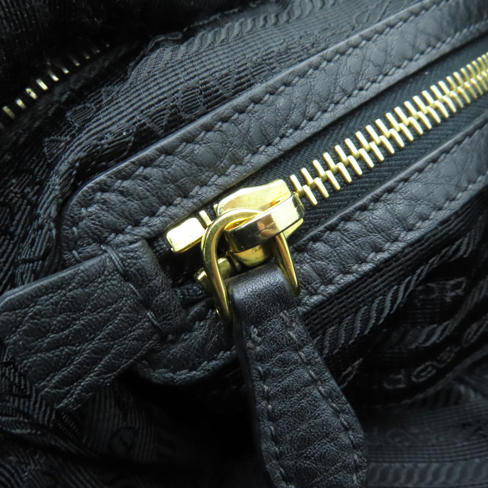 PRADA 尼龙Handbag金扣手挽袋黑色