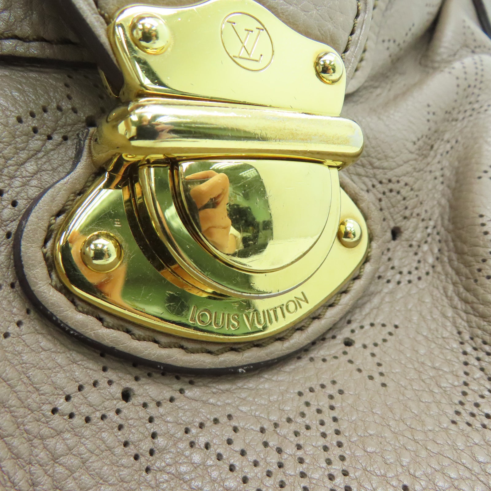 LOUIS VUITTON Mahina Solar PM Shoulder Bag金扣肩背袋杏色