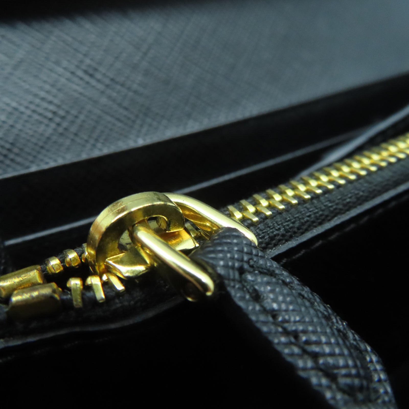 PRADA 牛皮皮革Long wallet金扣長錢包黑色