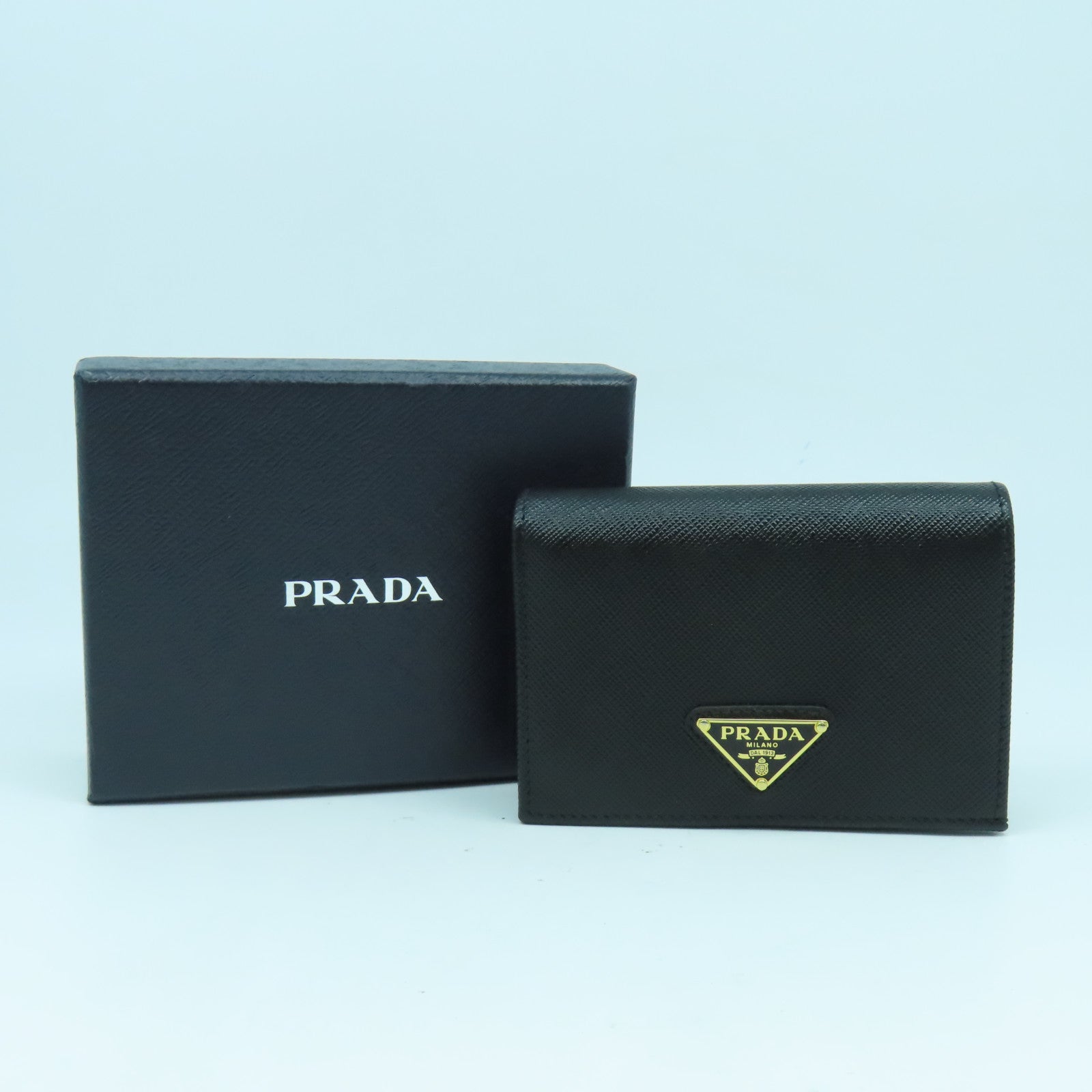 PRADA Saffiano皮革Fold Wallet金扣錢包黑色