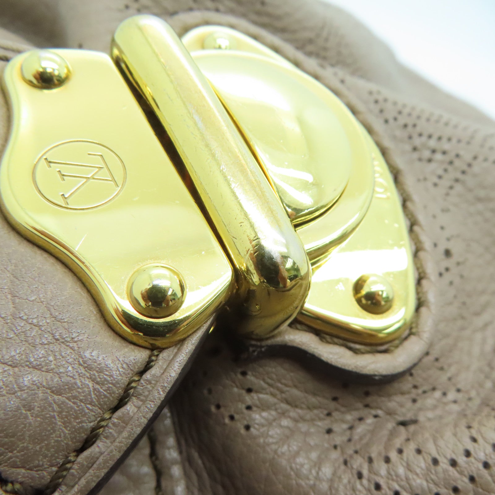 LOUIS VUITTON Mahina Solar PM Shoulder Bag金扣肩背袋杏色