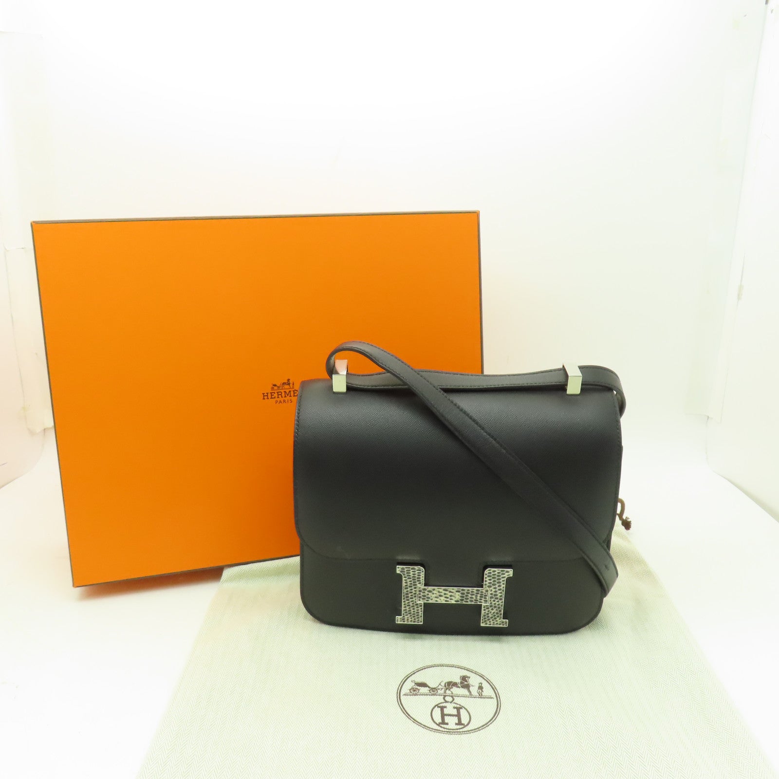 HERMES 蜥蝪皮革/Madame皮革Constance 24銀扣肩背袋黒色