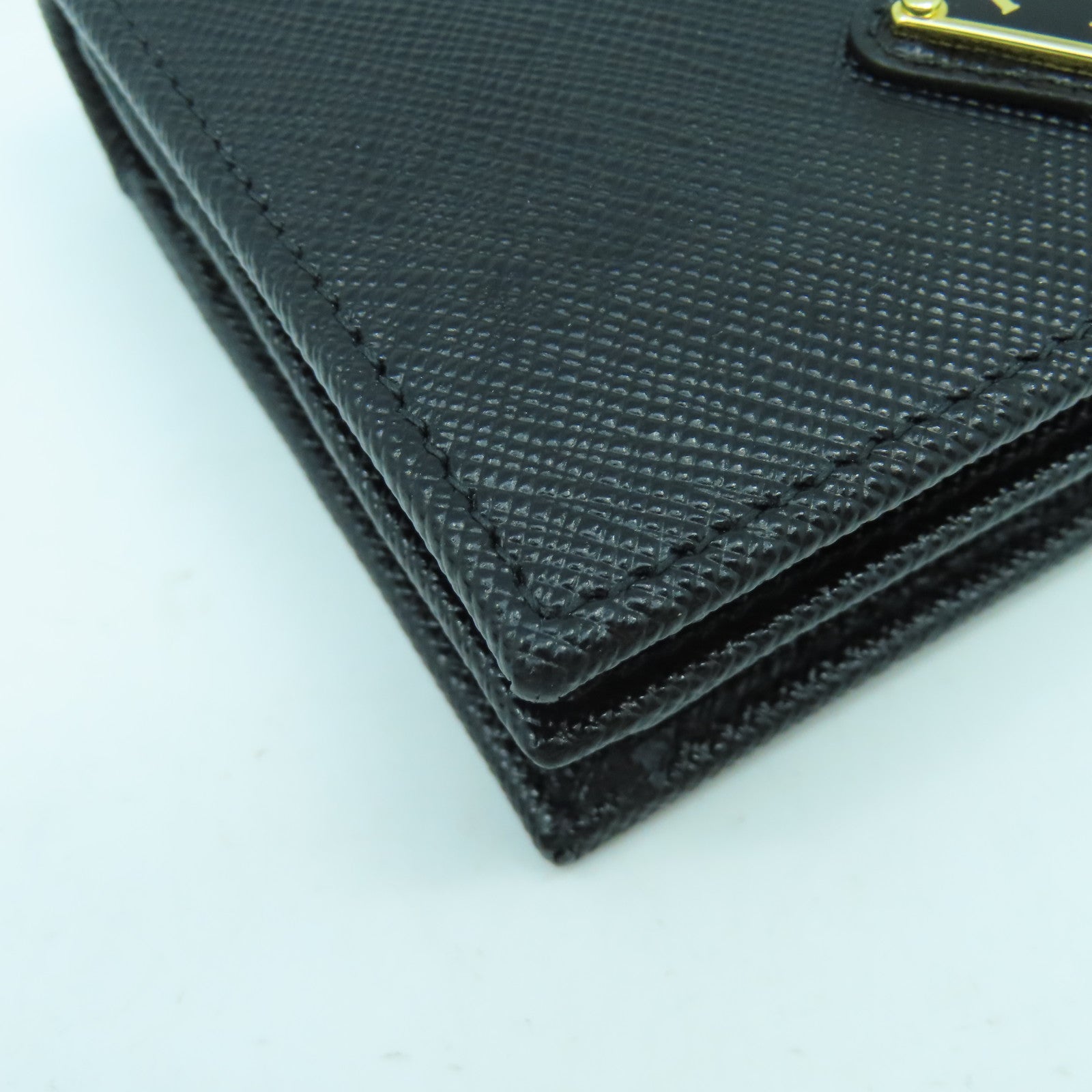 PRADA Saffiano皮革Fold Wallet金扣錢包黑色