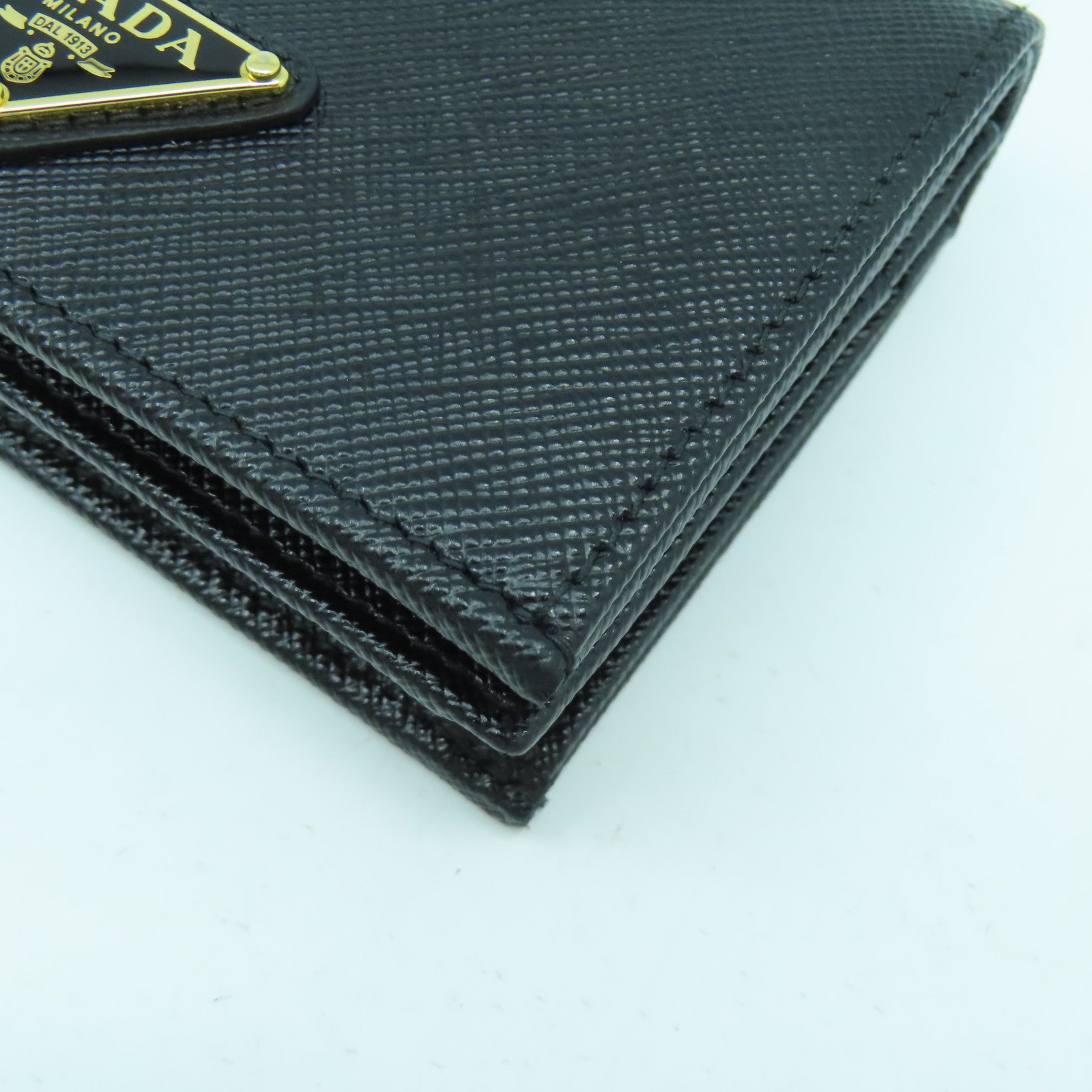PRADA Saffiano皮革Fold Wallet金扣錢包黑色