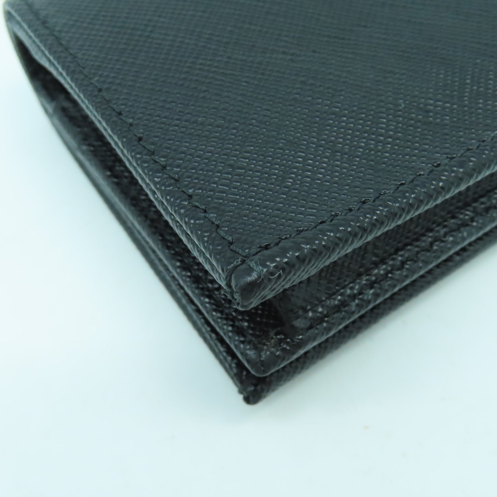 PRADA Saffiano皮革Fold Wallet金扣錢包黑色