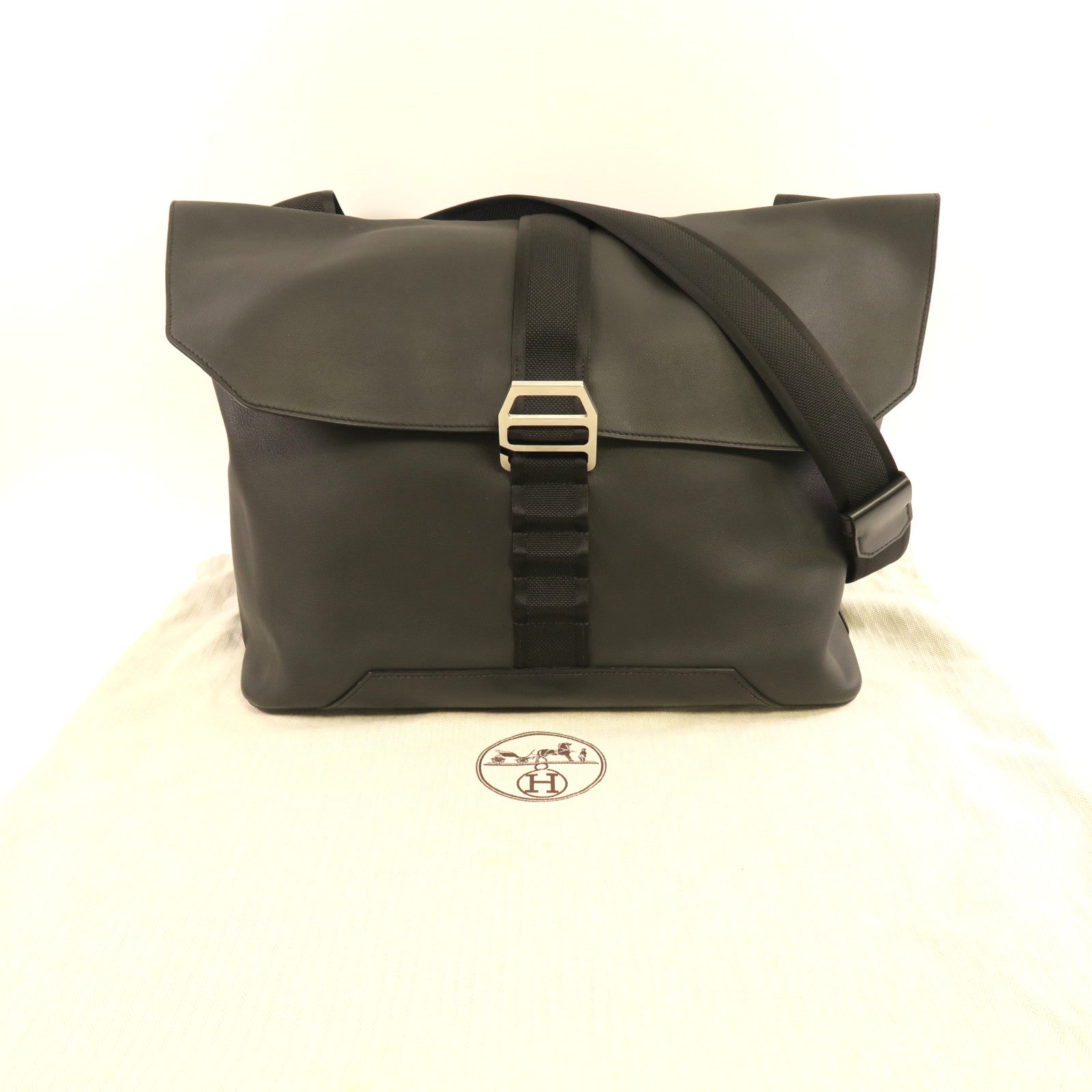 HERMES Taurillon Cristobal皮革Cityslide Messenger銀扣肩背袋黑色/檸檬黃色