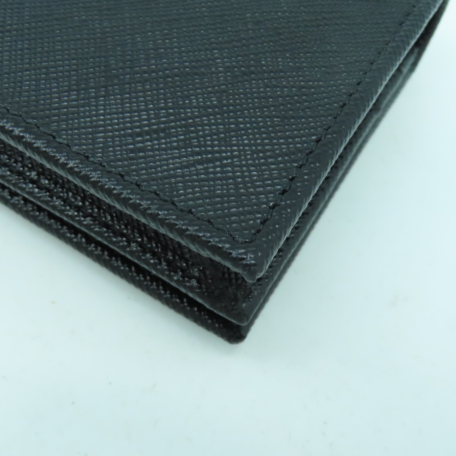PRADA Saffiano皮革Fold Wallet金扣錢包黑色