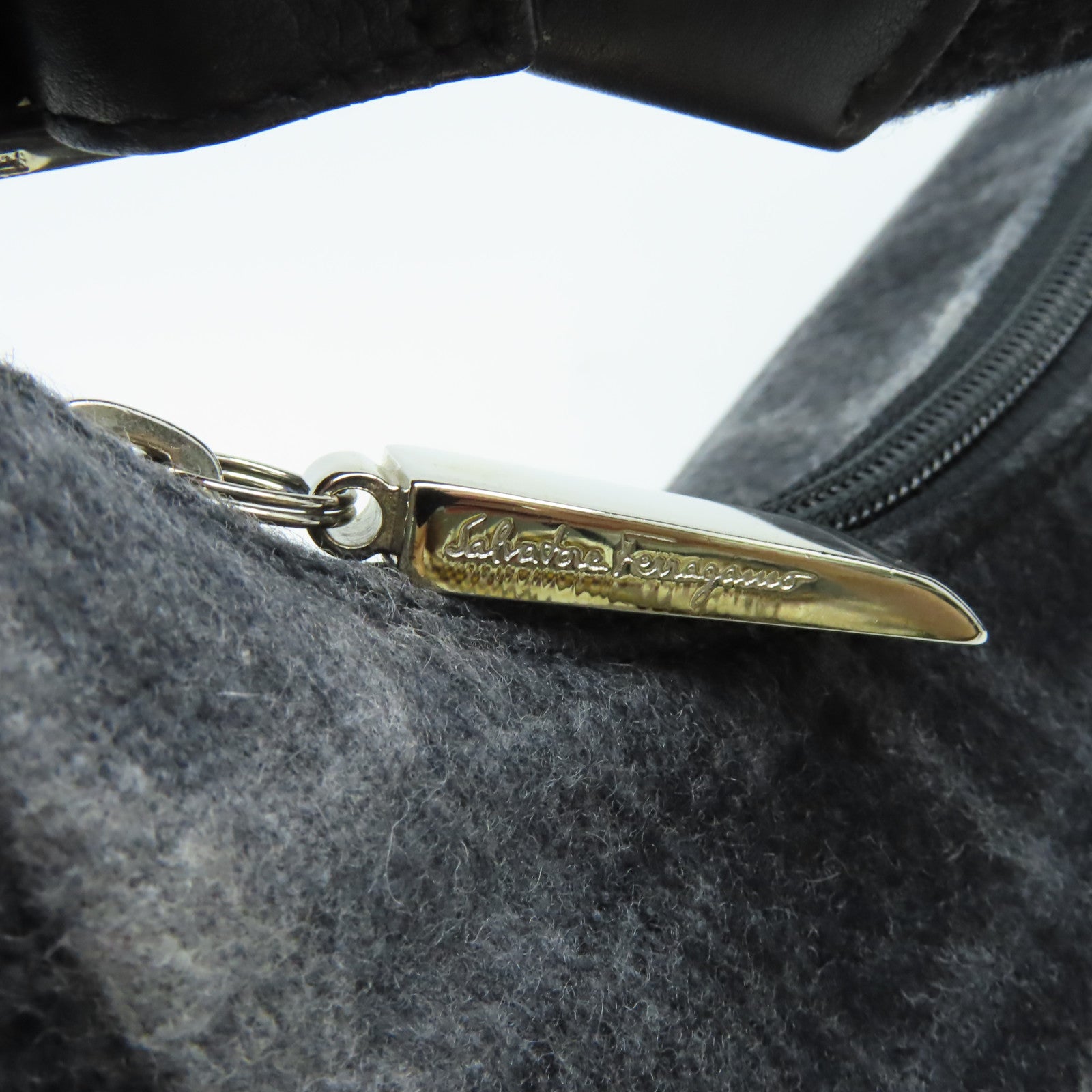 Salvatore Ferragamo 帆布Shoulder Bag肩背袋碳灰色