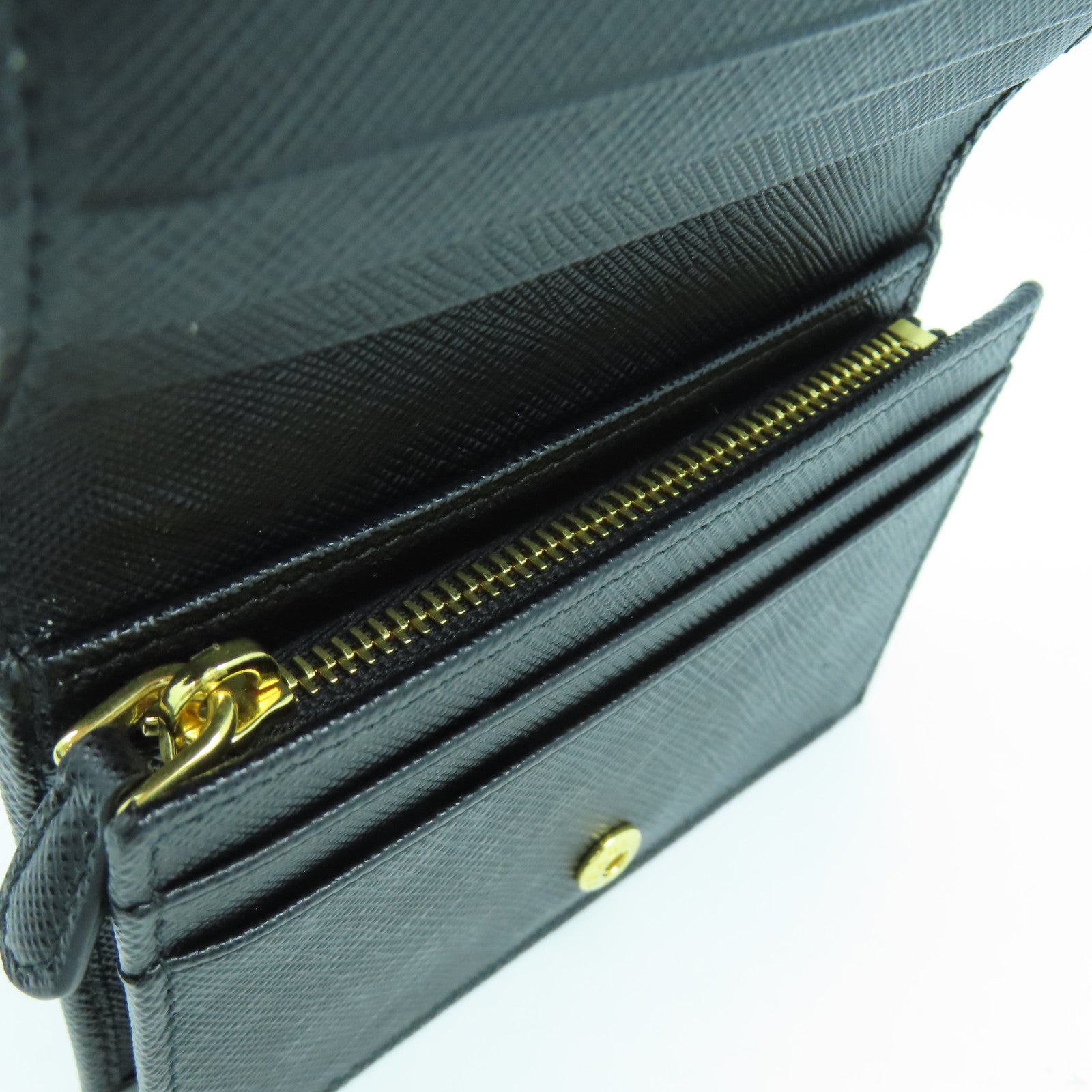 PRADA Saffiano皮革Fold Wallet金扣錢包黑色