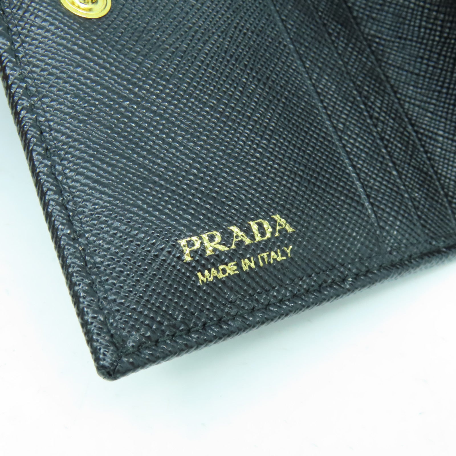PRADA Saffiano皮革Fold Wallet金扣錢包黑色