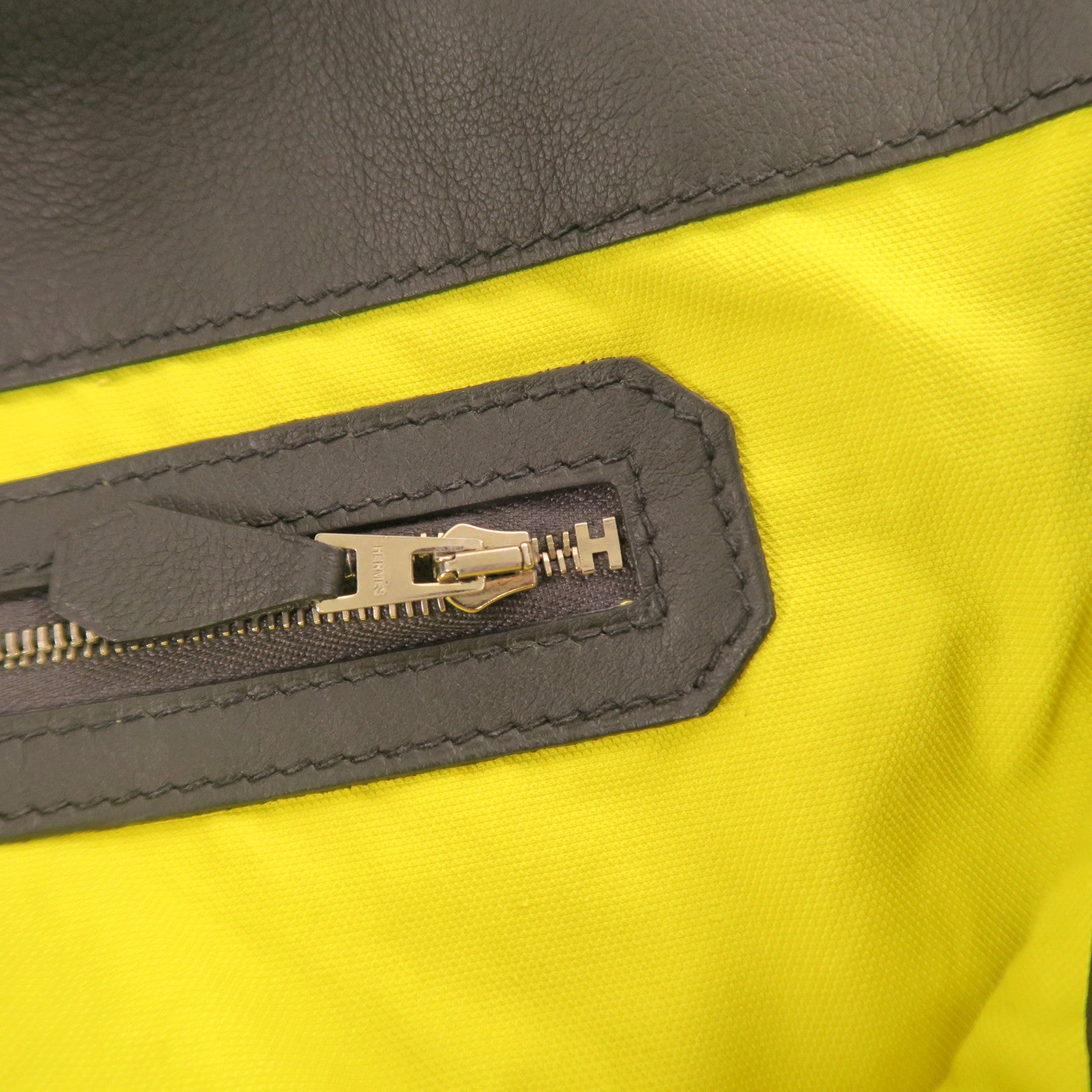 HERMES Taurillon Cristobal皮革Cityslide Messenger銀扣肩背袋黑色/檸檬黃色