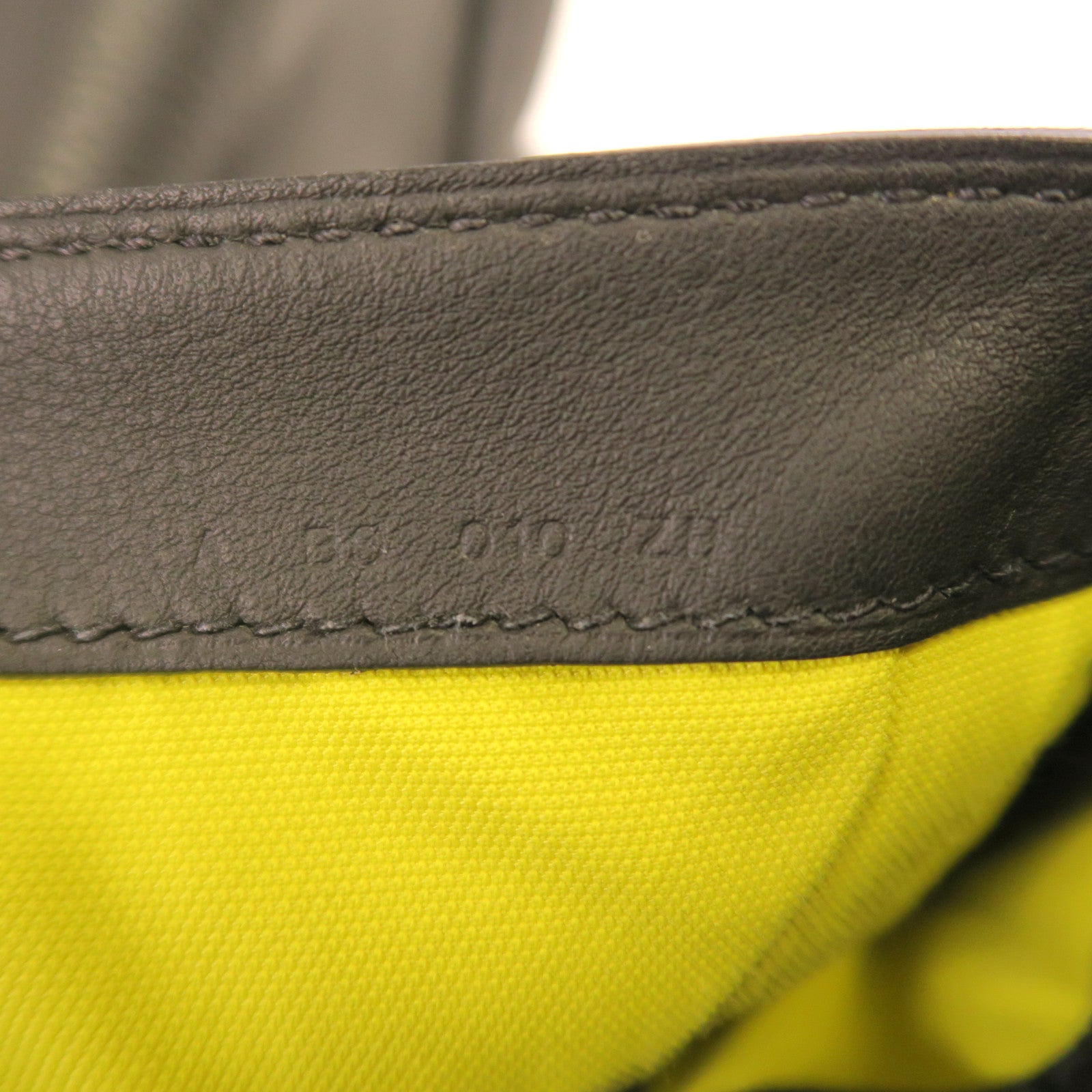 HERMES Taurillon Cristobal皮革Cityslide Messenger銀扣肩背袋黑色/檸檬黃色