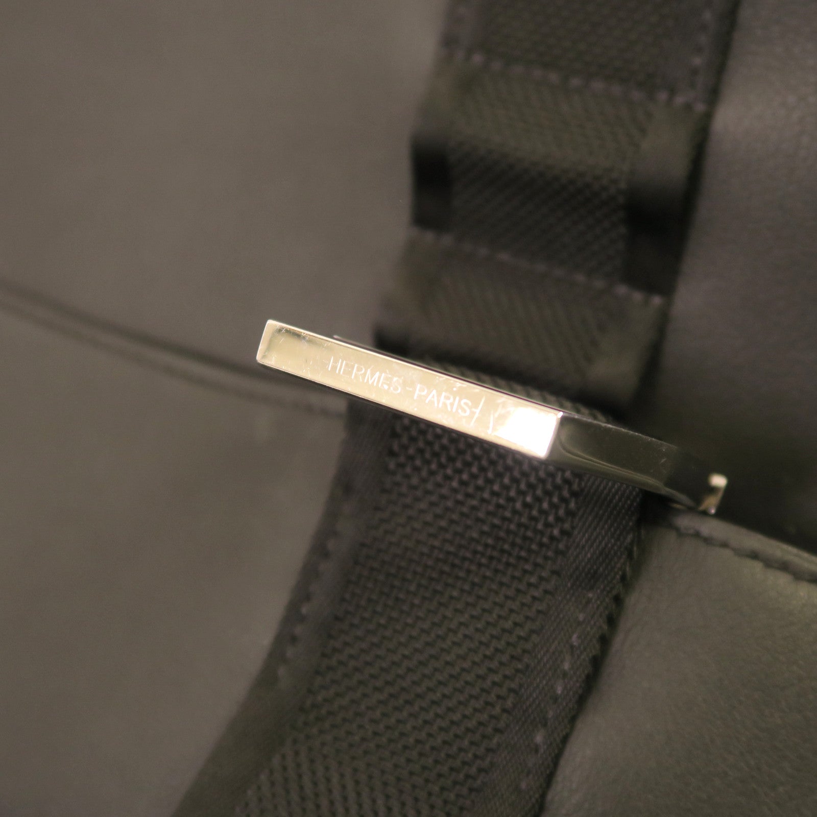 HERMES Taurillon Cristobal皮革Cityslide Messenger銀扣肩背袋黑色/檸檬黃色