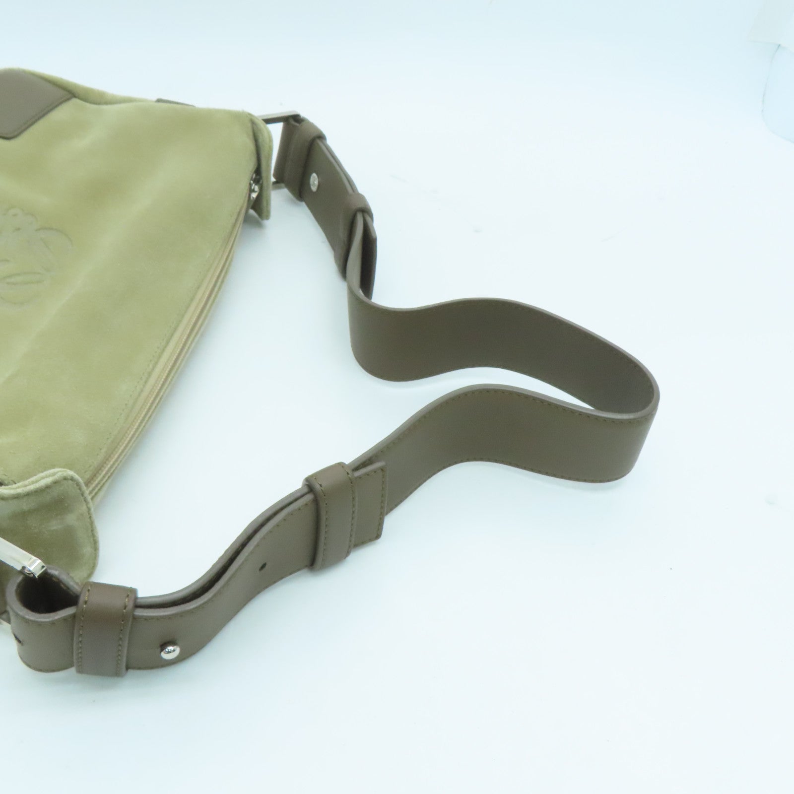 LOEWE 麂皮牛革Shoulder Bag银扣肩背袋杏色