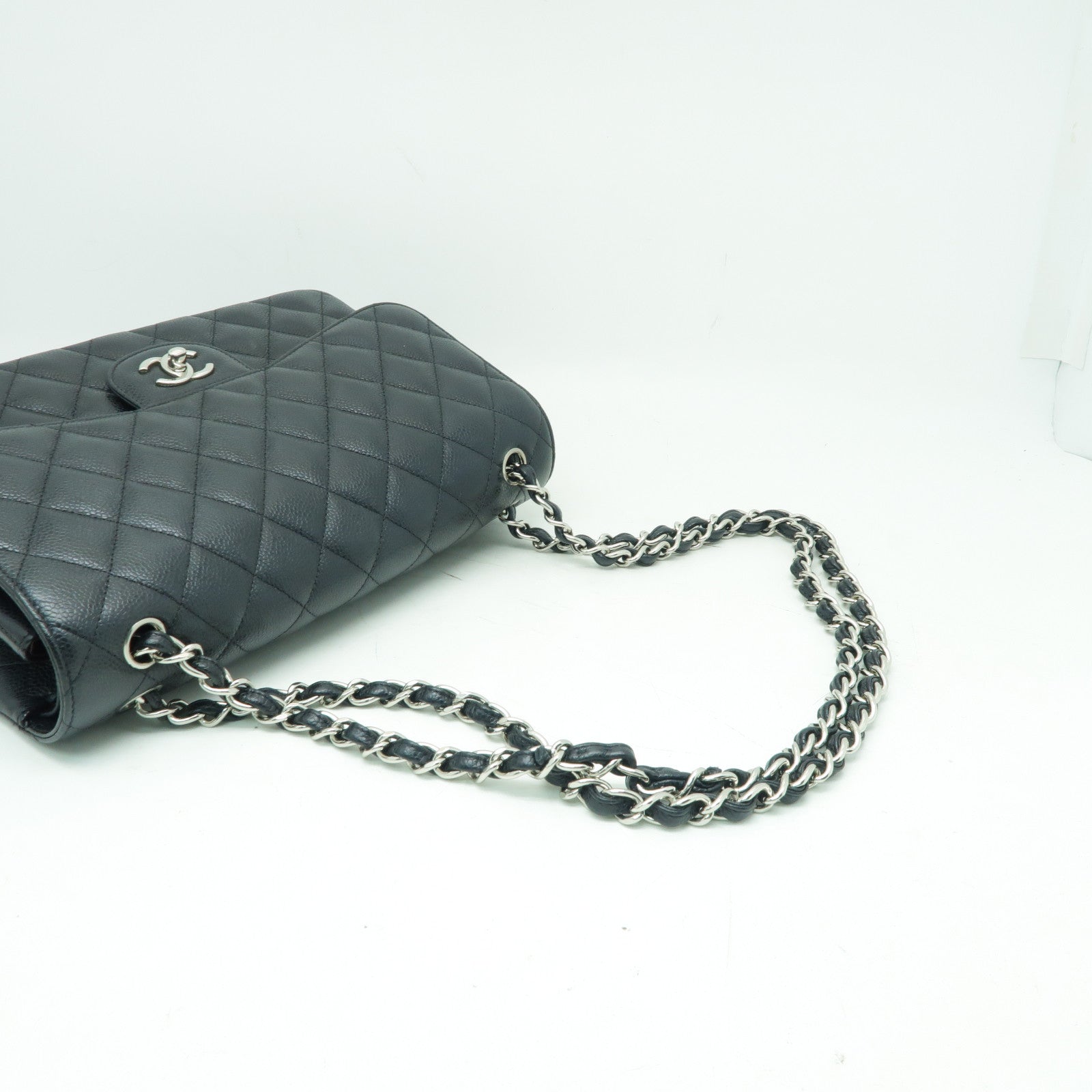 CHANEL 菱格Caviar皮革Jumbo銀扣鏈帶肩背袋黑色