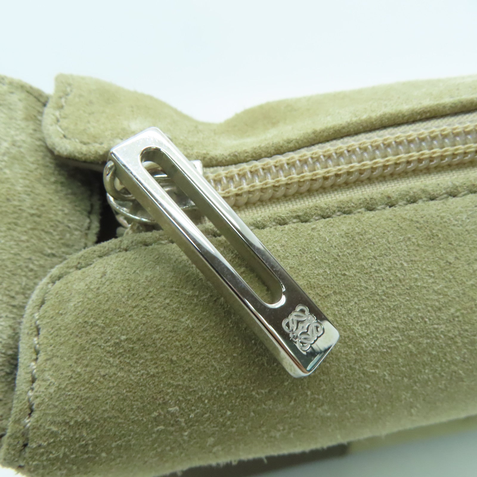 LOEWE 麂皮牛革Shoulder Bag银扣肩背袋杏色
