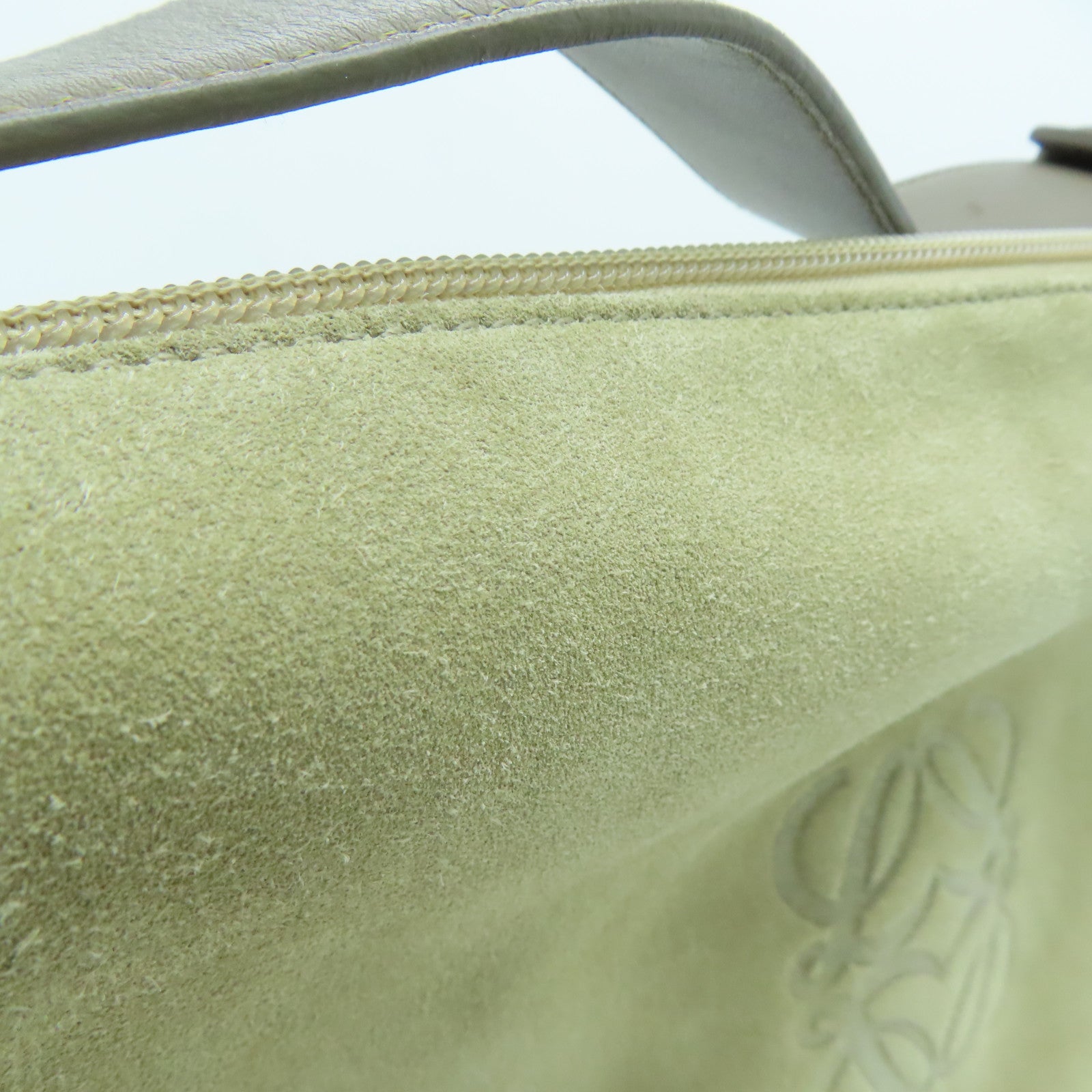 LOEWE 麂皮牛革Shoulder Bag银扣肩背袋杏色
