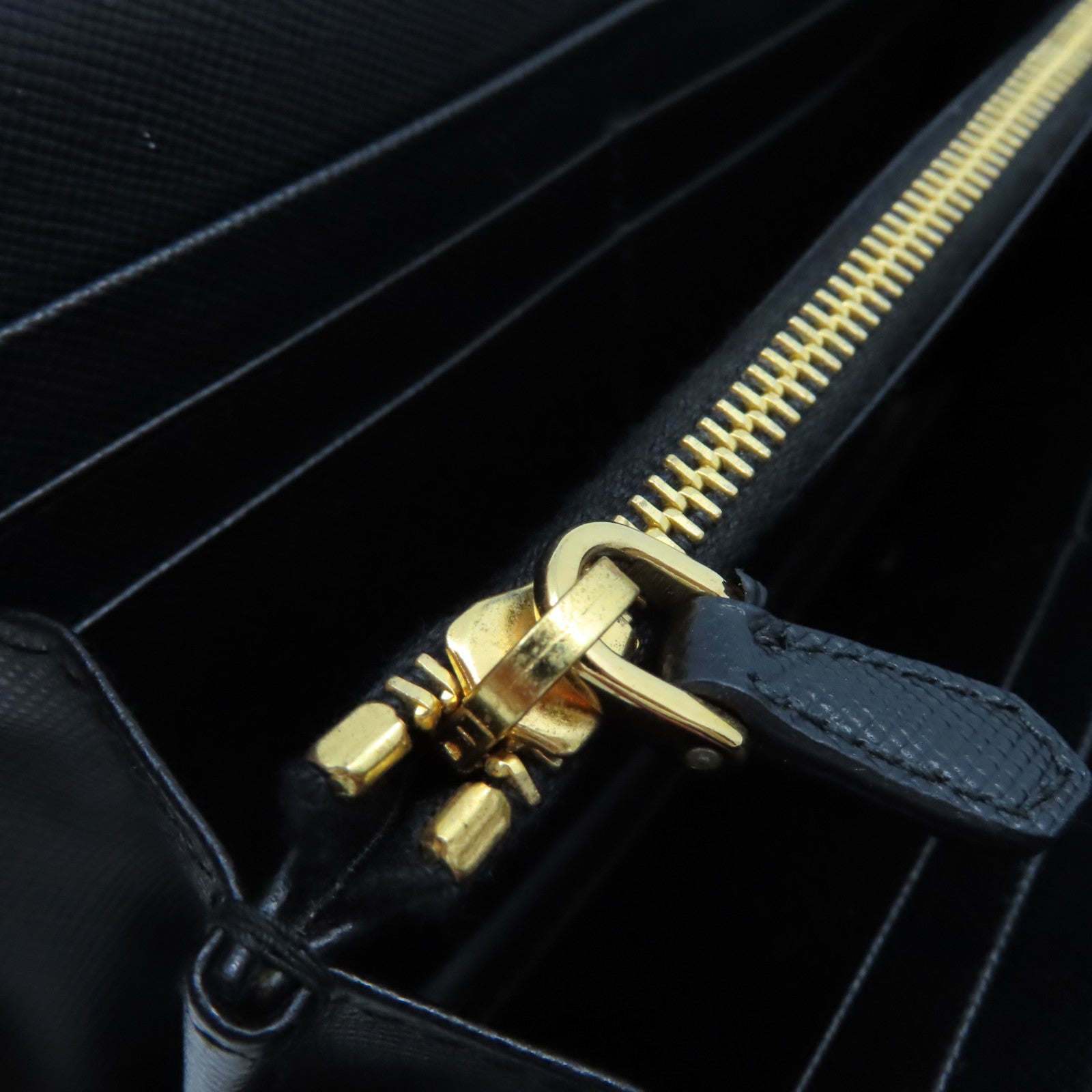 PRADA Saffiano皮革Zipper Long Wallet拉鏈長錢包黑色