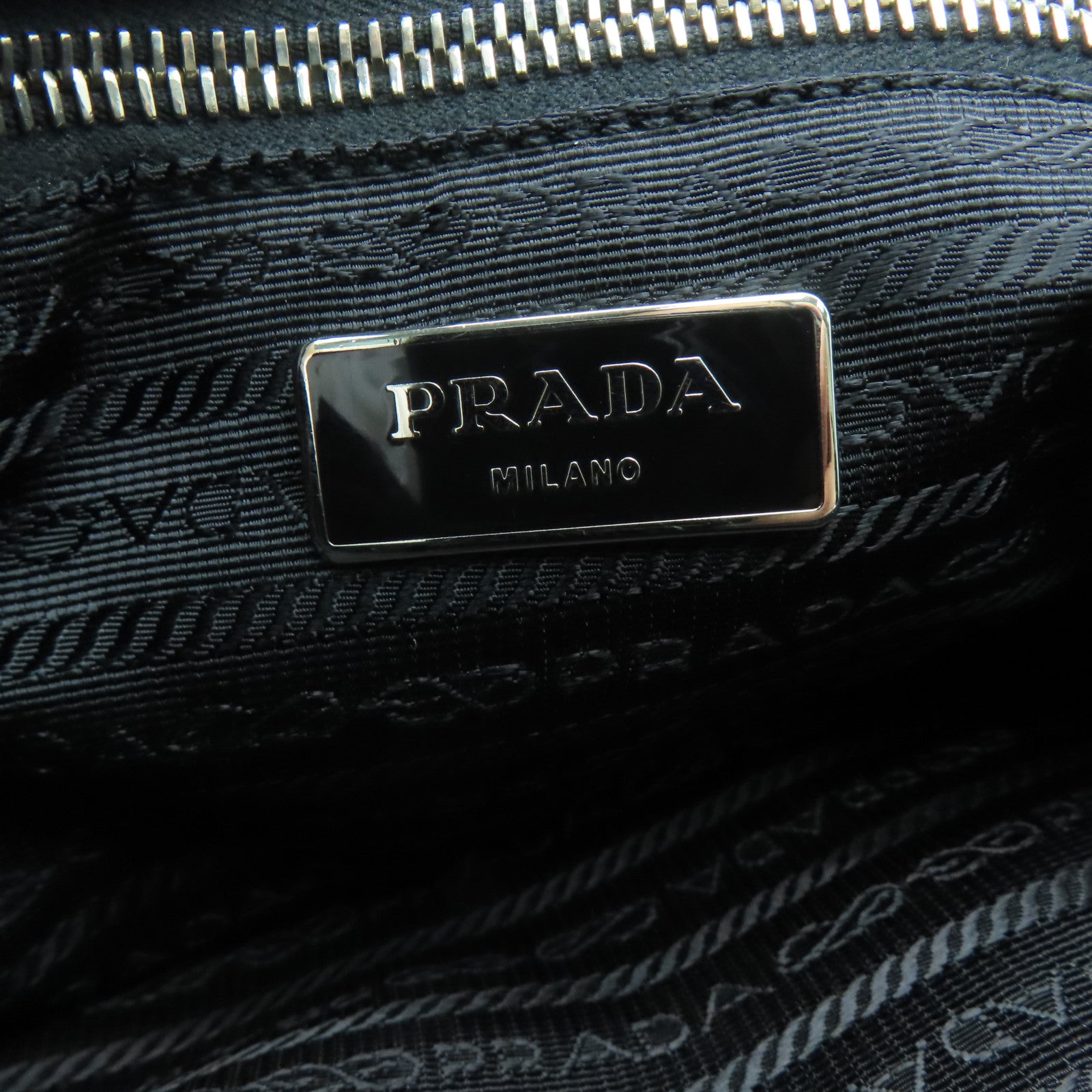 PRADA 尼龍Shoulder Bag銀色肩背袋黑色