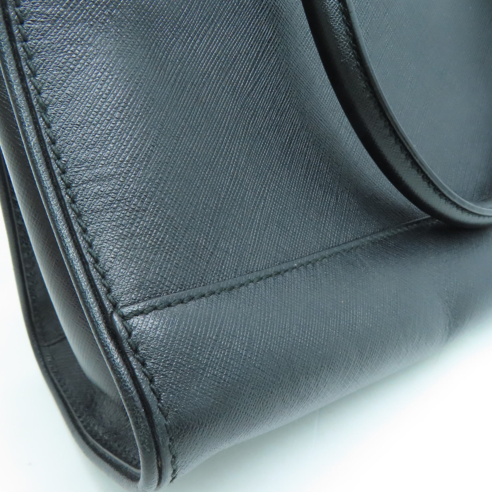 Salvatore Ferragamo 【激減優惠】牛皮皮革Hand Bag銀扣手挽袋黑色