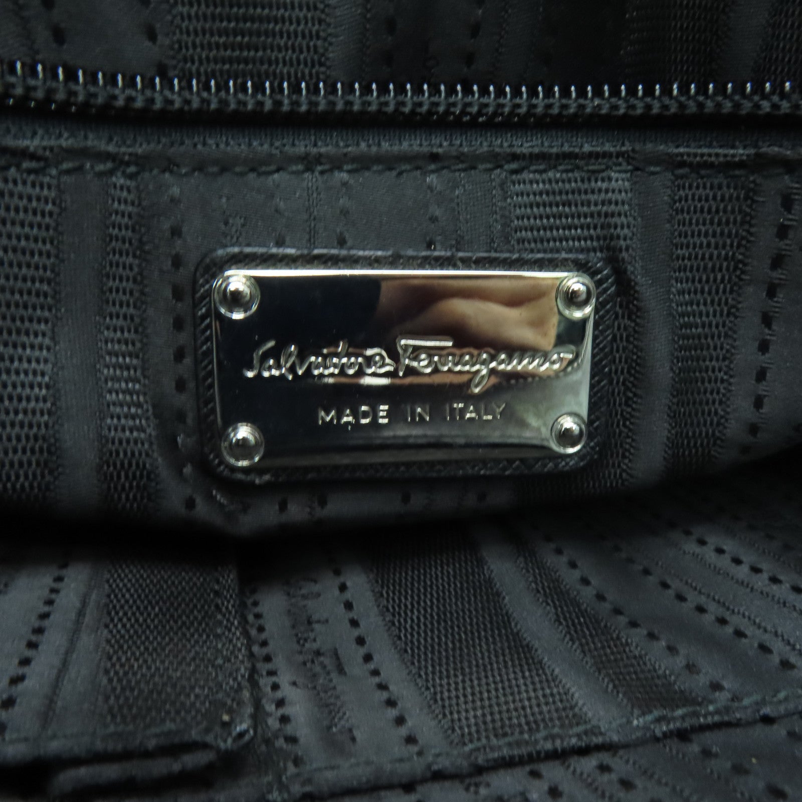 Salvatore Ferragamo 【激減優惠】牛皮皮革Hand Bag銀扣手挽袋黑色