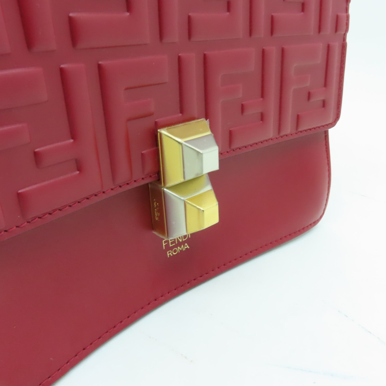 FENDI 牛皮皮革Kan I金扣鏈帶肩背袋紅色