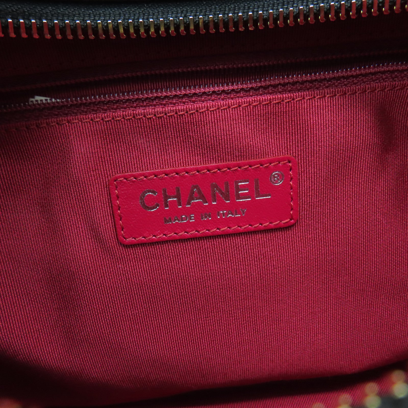 CHANEL rhombic cowhide leather Gabrelle Medium gold and silver buckle shoulder bag black