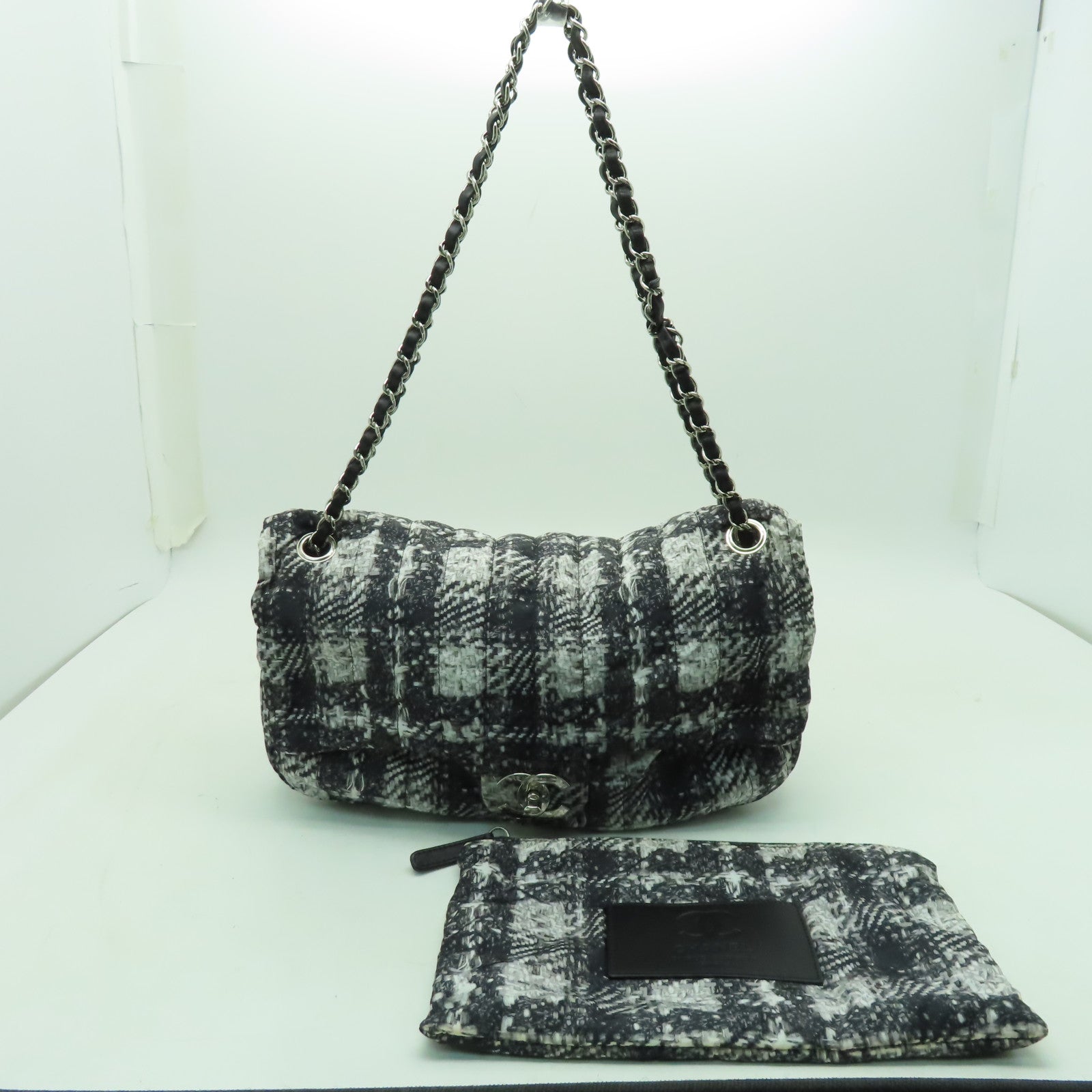 CHANEL 尼龍Chain Shoulder銀扣鏈帶肩背袋黑色/白色