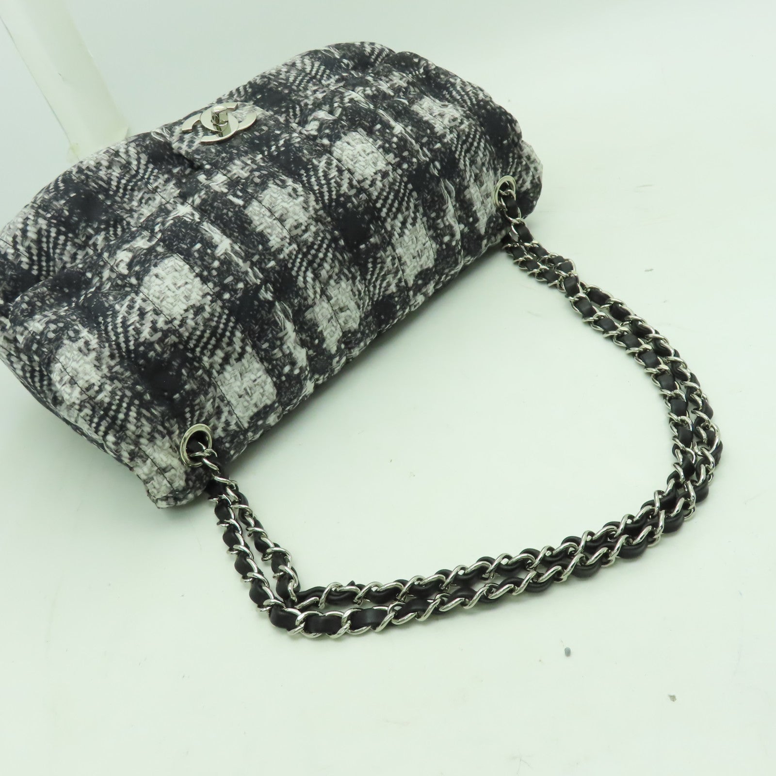 CHANEL 尼龍Chain Shoulder銀扣鏈帶肩背袋黑色/白色