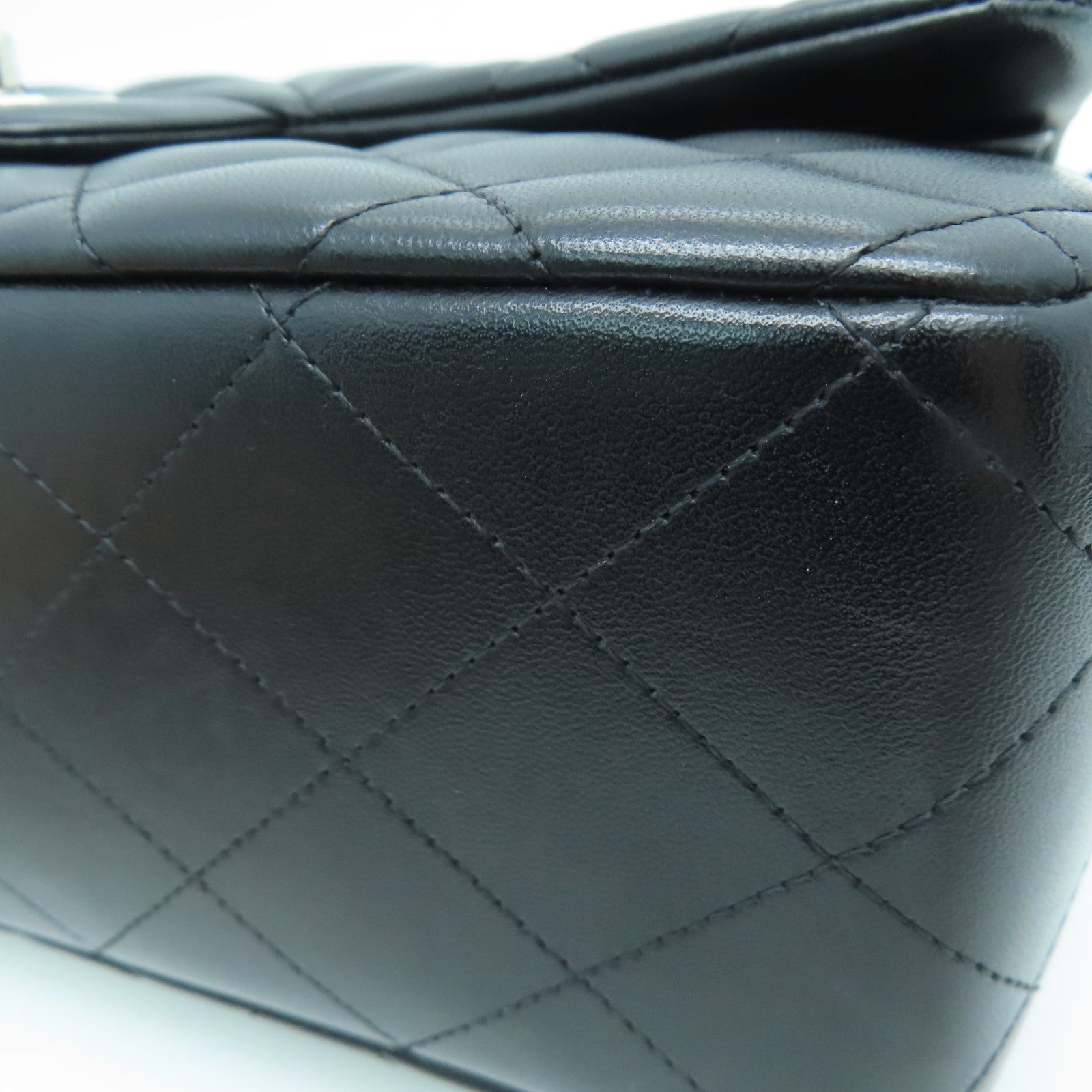 CHANEL 菱格羊皮皮革Classic銀扣肩背袋黑色