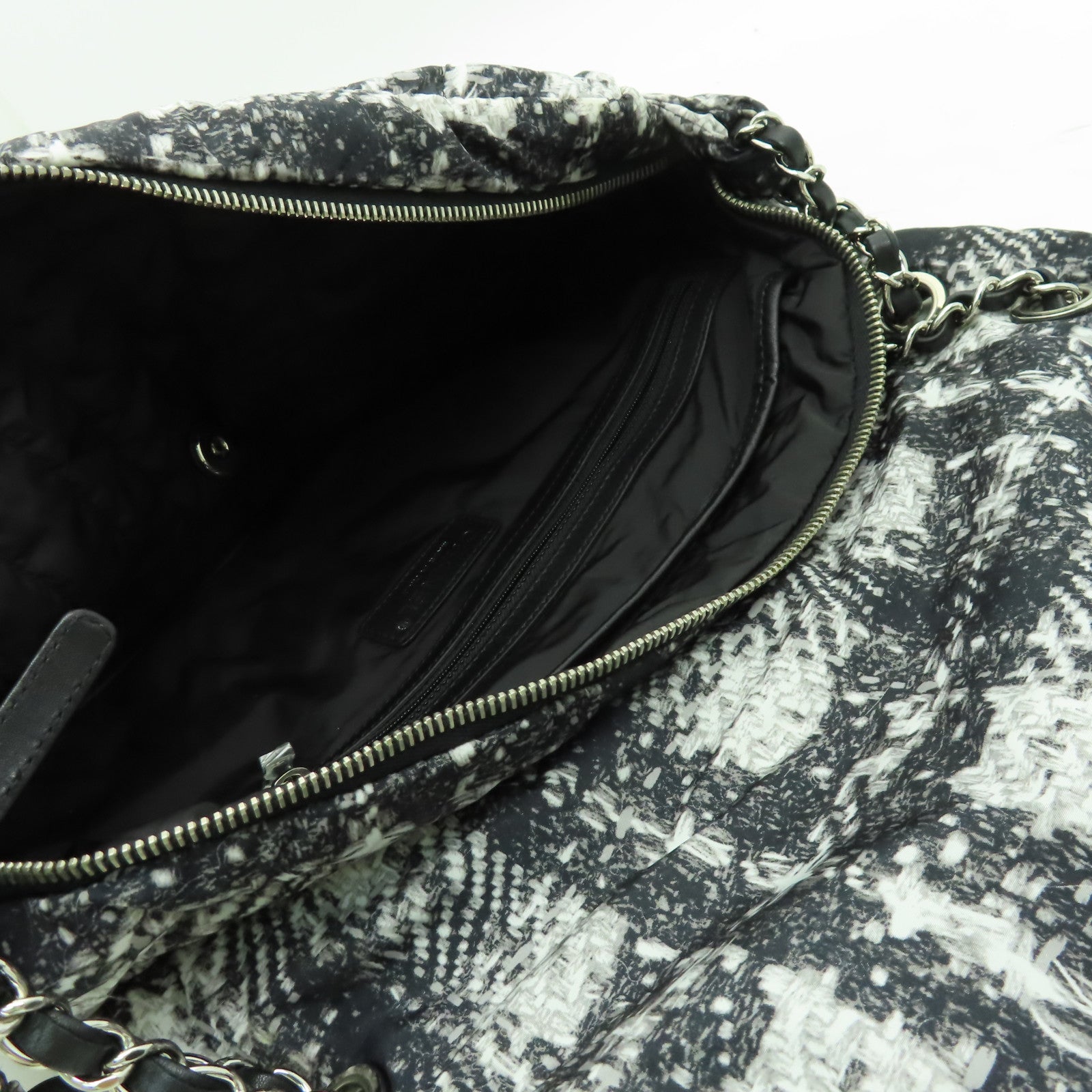 CHANEL 尼龍Chain Shoulder銀扣鏈帶肩背袋黑色/白色